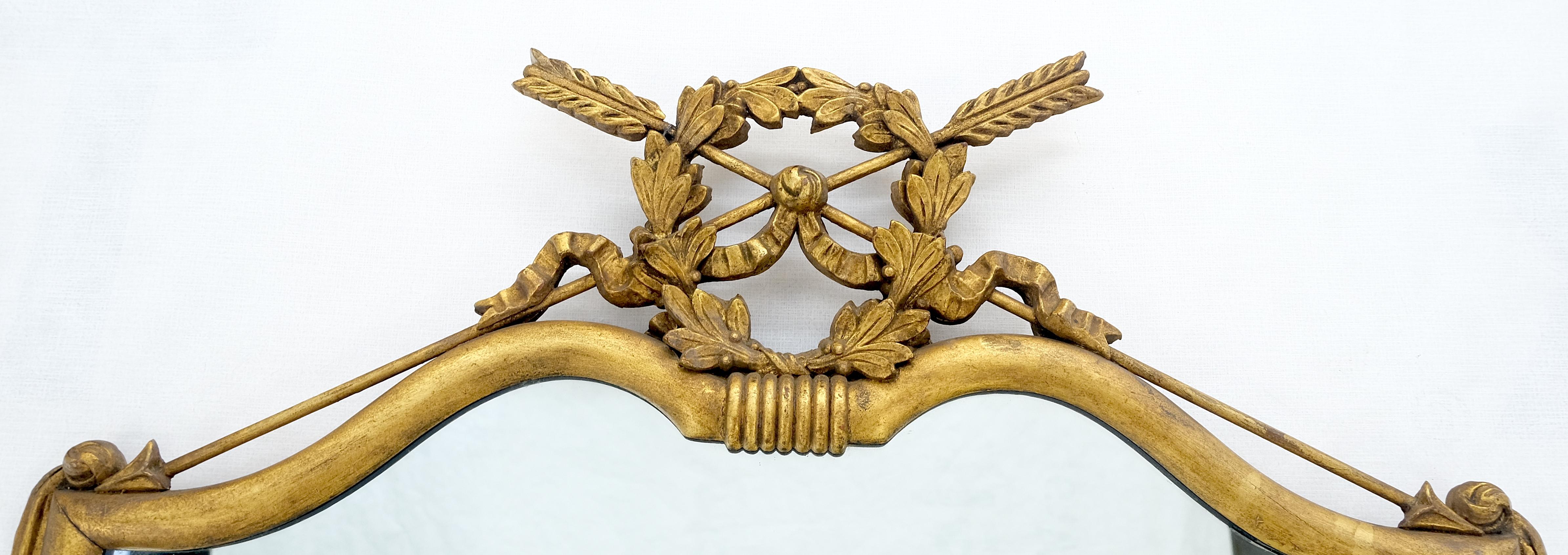 Mid-Century moderno Specchio da parete dorato a forma di scudo e di Arrow Coat of Arms del 1920 circa MINT in vendita