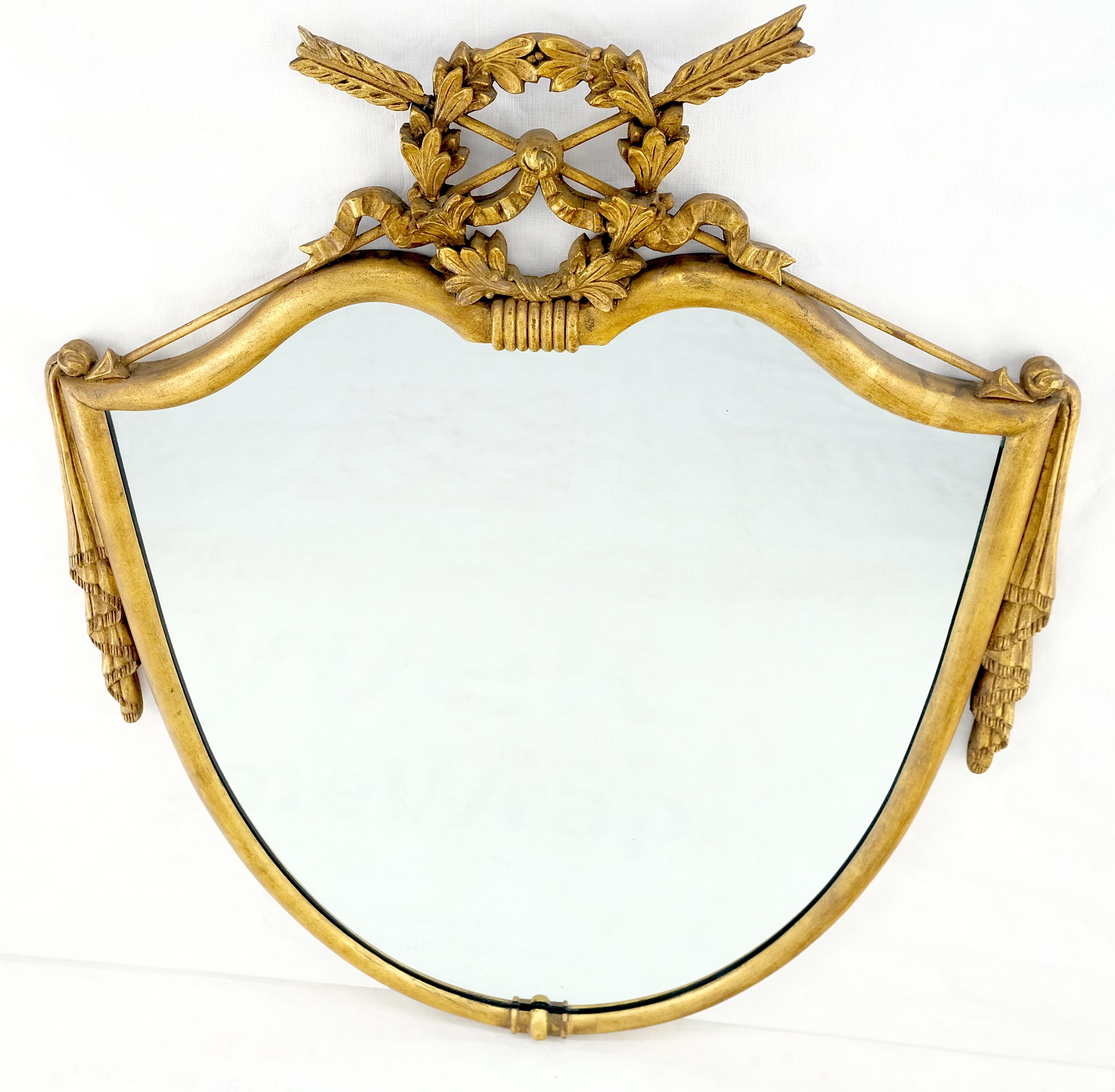 Dorato Specchio da parete dorato a forma di scudo e di Arrow Coat of Arms del 1920 circa MINT in vendita