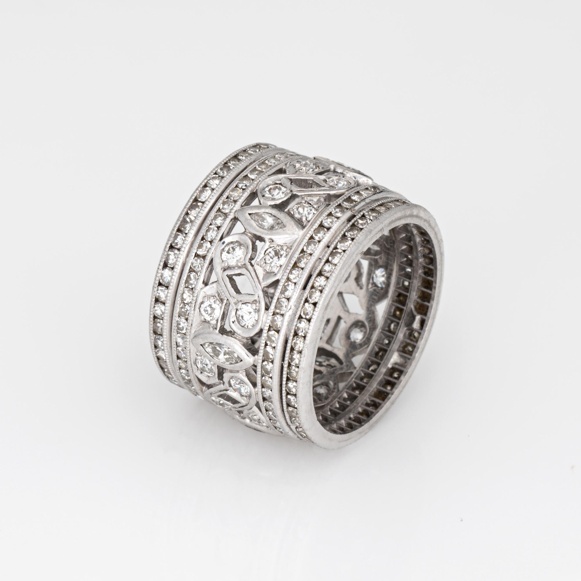 Elegante anillo vintage de la época Art Déco (hacia 1920), elaborado en platino 900. 

Los diamantes de talla única, europea y de mina antigua (redondos y marquesa) suman un total estimado de 1,50 quilates (color estimado I-J y claridad SI1-I2).

El