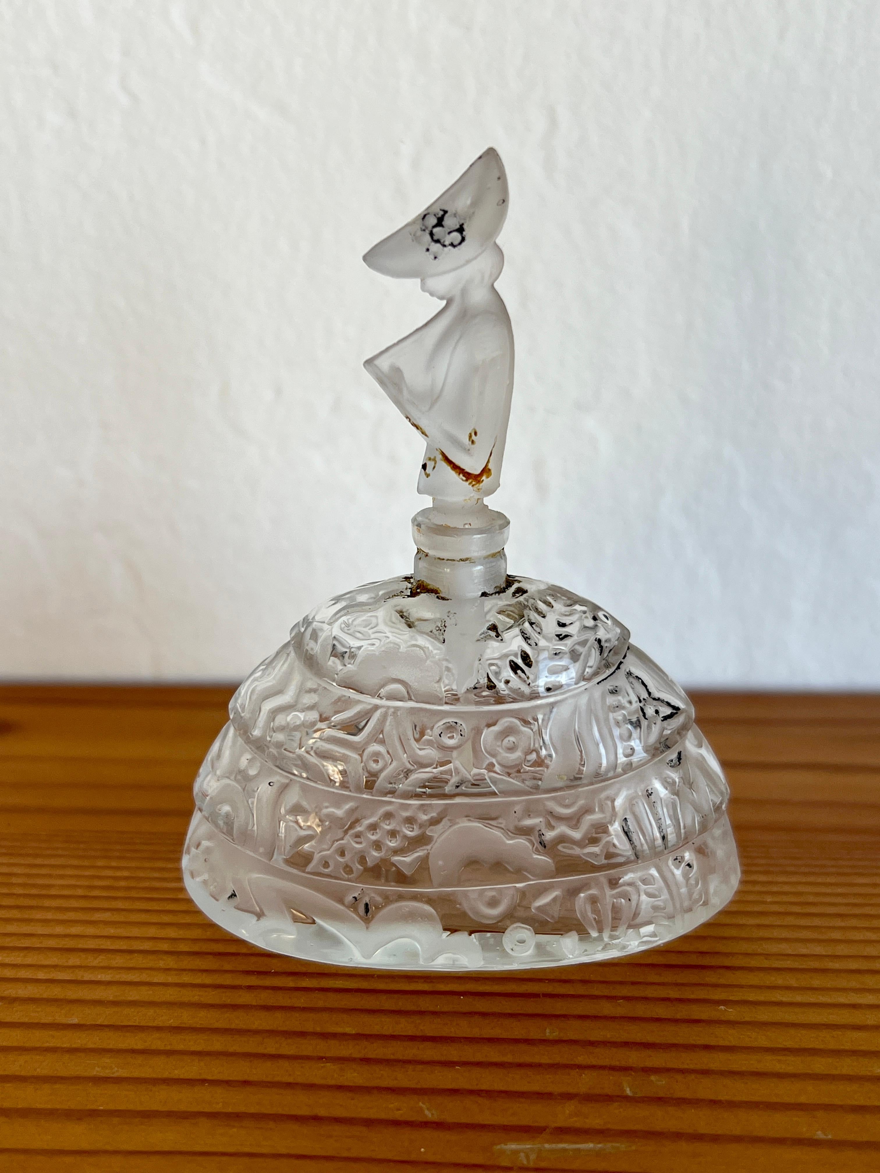 House of Tre-jur Suivez – Moi Figurale Crinoline-Parfümflasche für weibliche Dame, um 1925 im Zustand „Gut“ im Angebot in Sausalito, CA