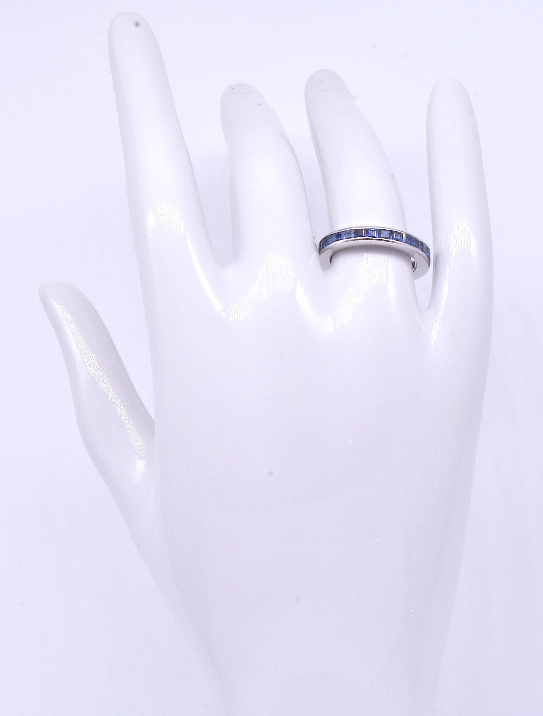 Art Deco Sapphire Eternity Band in polished White Gold, circa 1930 For Sale 2