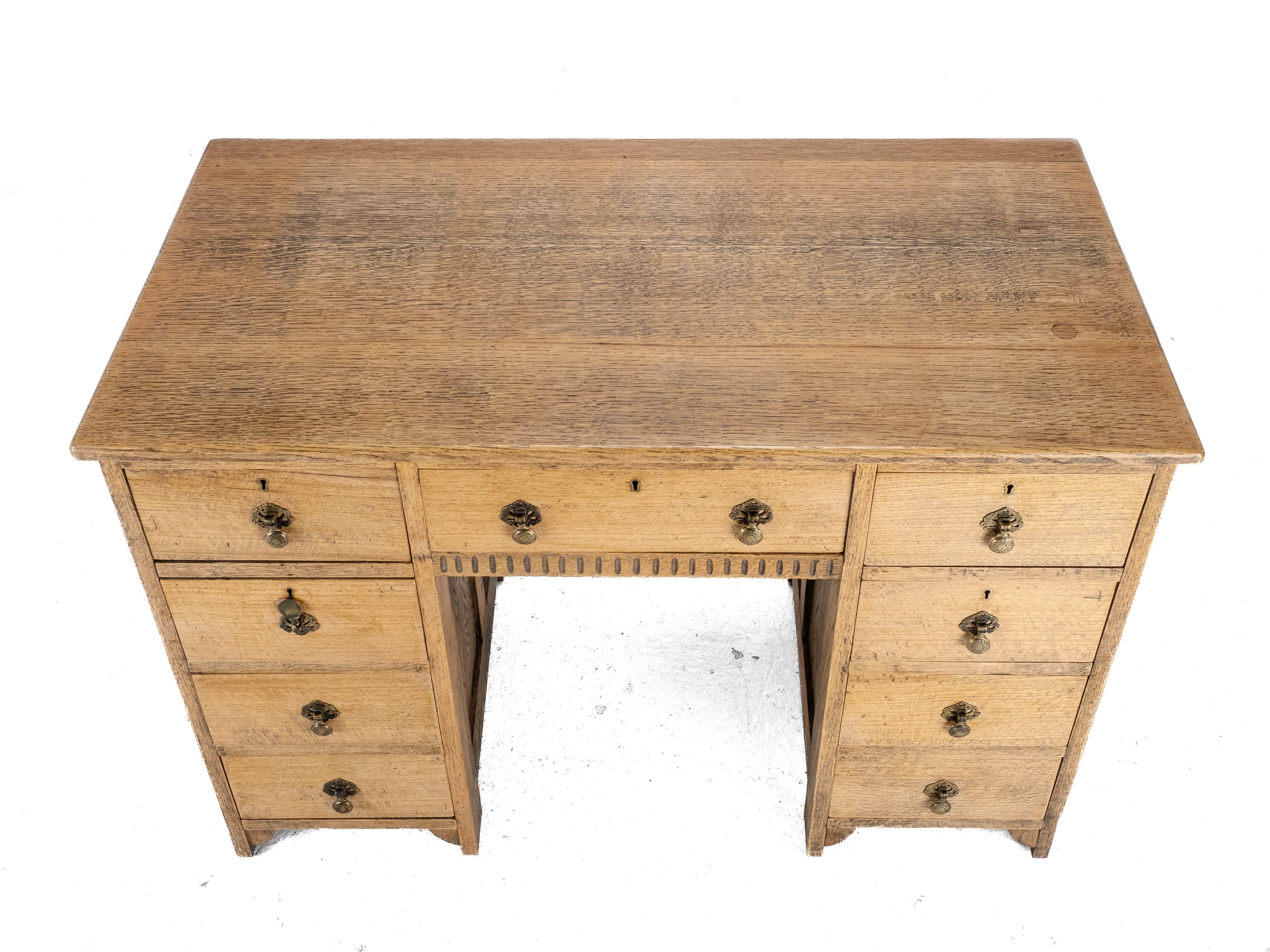 C1930 Arts & Crafts Style Golden Oak Desk / Dressing Table (Light Oak) In Good Condition In Leeds, GB