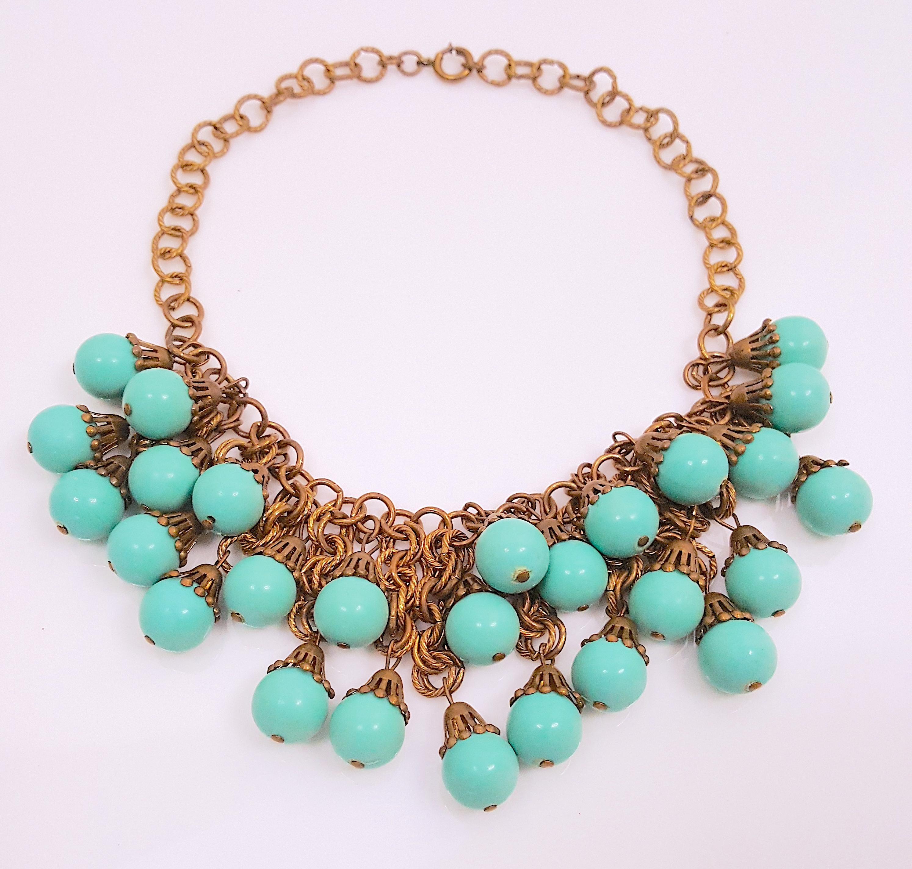 Anglo-indiano c1930 Gripoix per CocoChanel Collana di vetro francese intricata in bronzo dorato con goccia in vendita