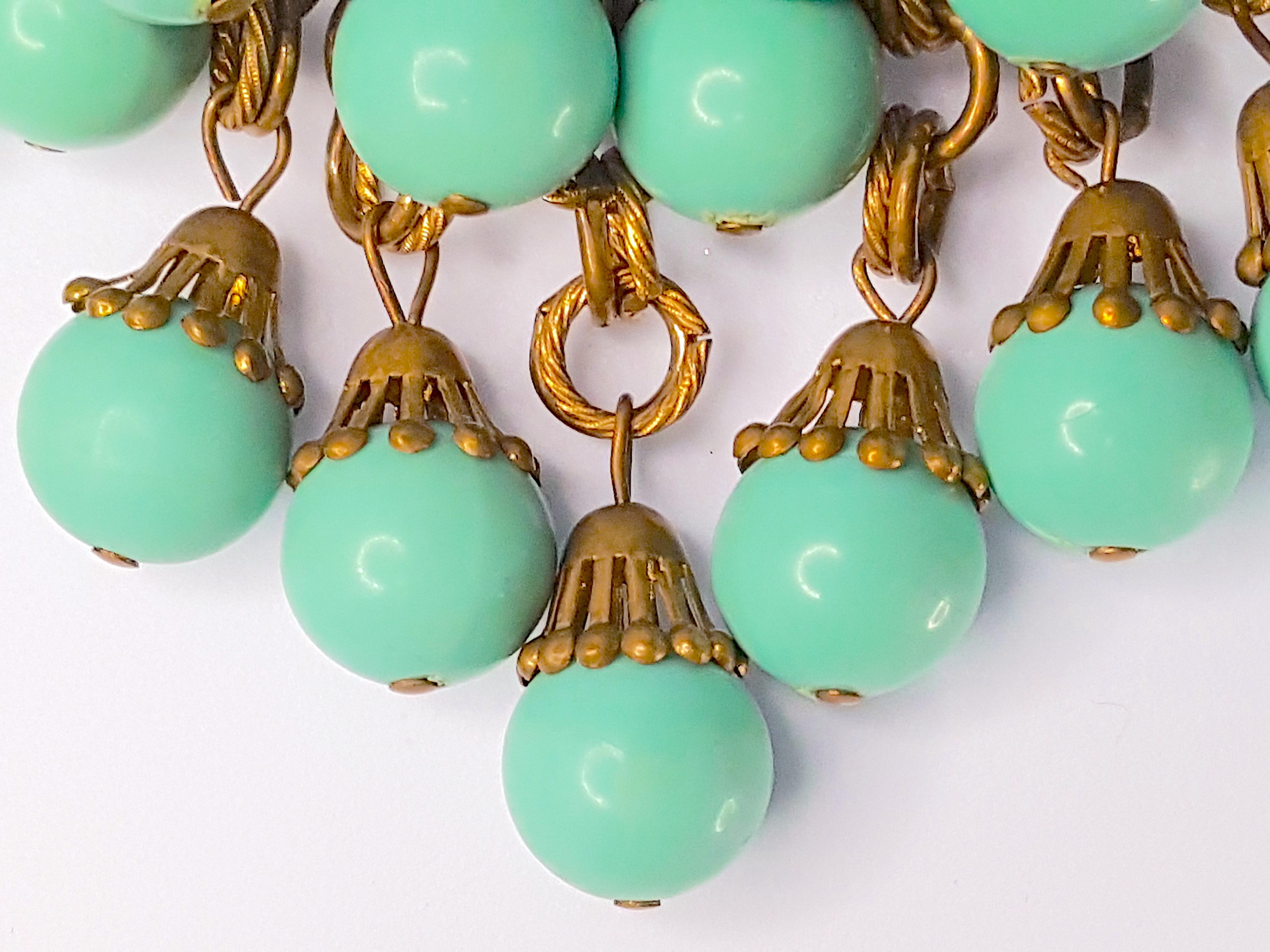 Perlina c1930 Gripoix per CocoChanel Collana di vetro francese intricata in bronzo dorato con goccia in vendita
