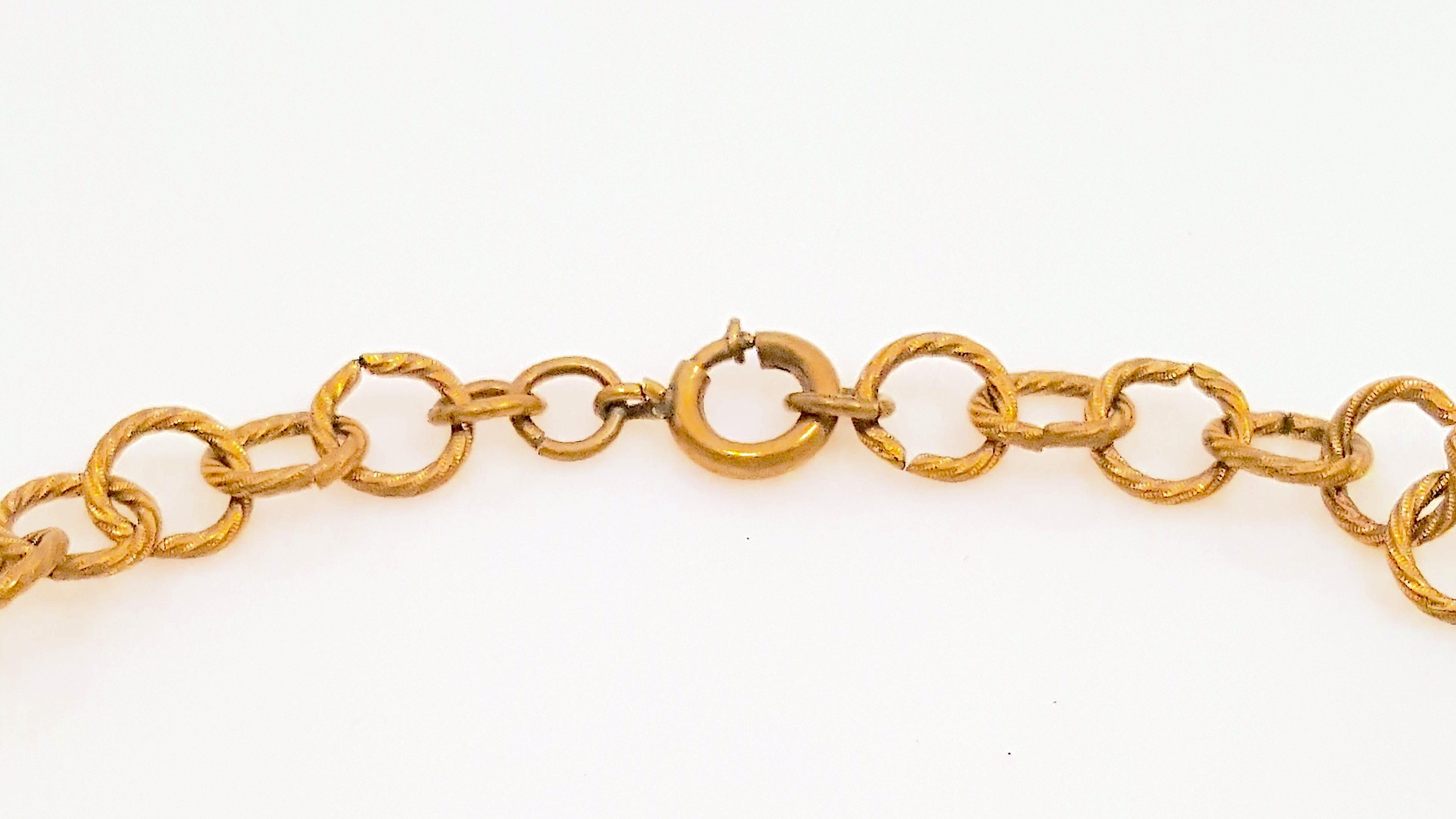 c1930 Gripoix per CocoChanel Collana di vetro francese intricata in bronzo dorato con goccia in vendita 2
