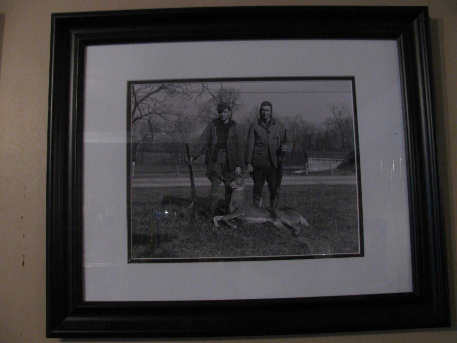 Anfang der dreißiger Jahre Fotoaufnahme von zwei erfolgreichen Jägern aus New Jersey. Sepia-Stil und das einzige Foto, das von dieser speziellen Aufnahme existiert. Gerahmt unter Glas.