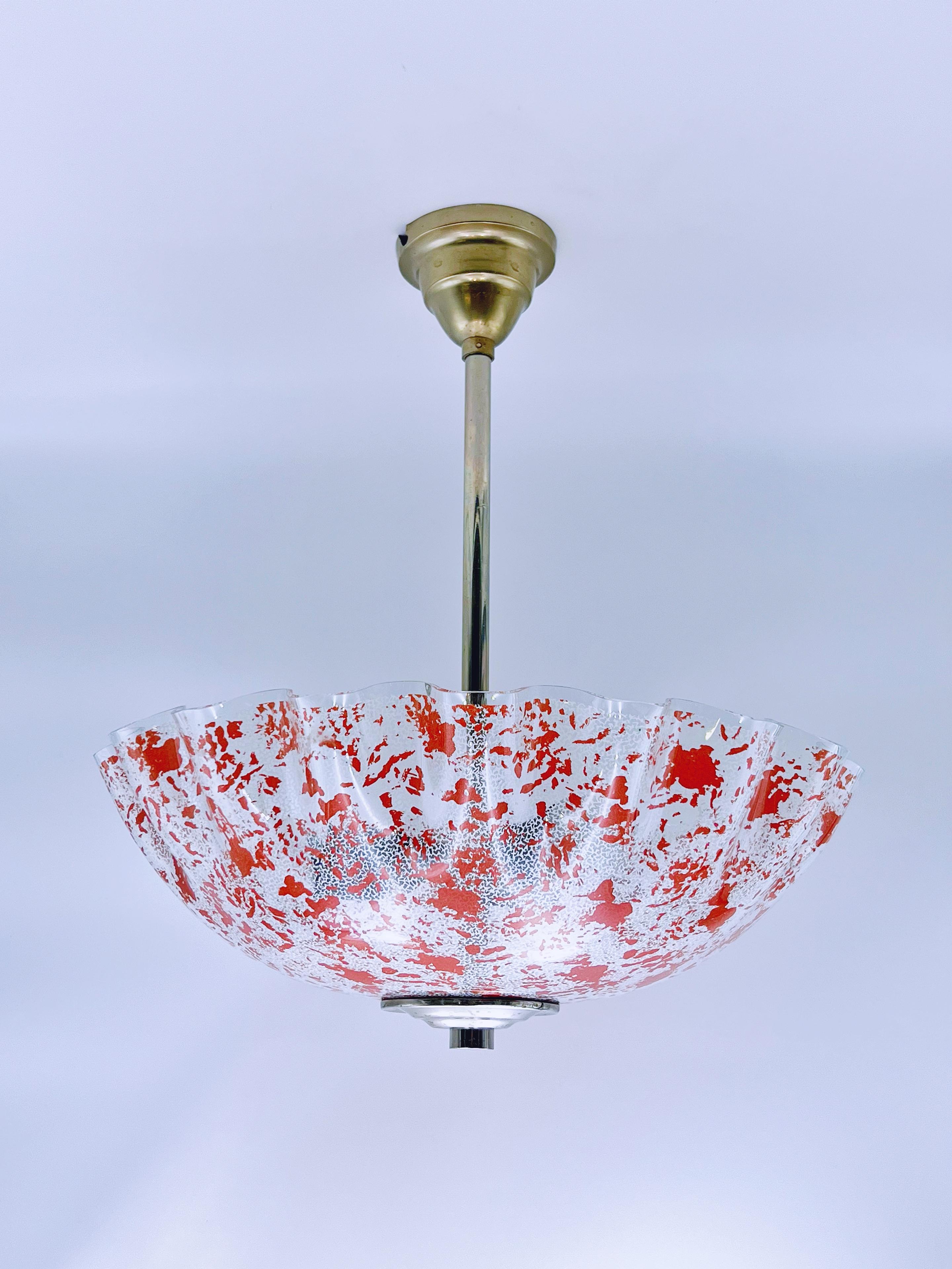**Splendido lampadario a sospensione a ombrello in stile Art Deco, anni '30 circa - Design scandinavo primitivo**  

Porta l'eleganza senza tempo dell'epoca Art Déco nella tua casa con questo raffinato lampadario a ombrello degli anni '30 del secolo