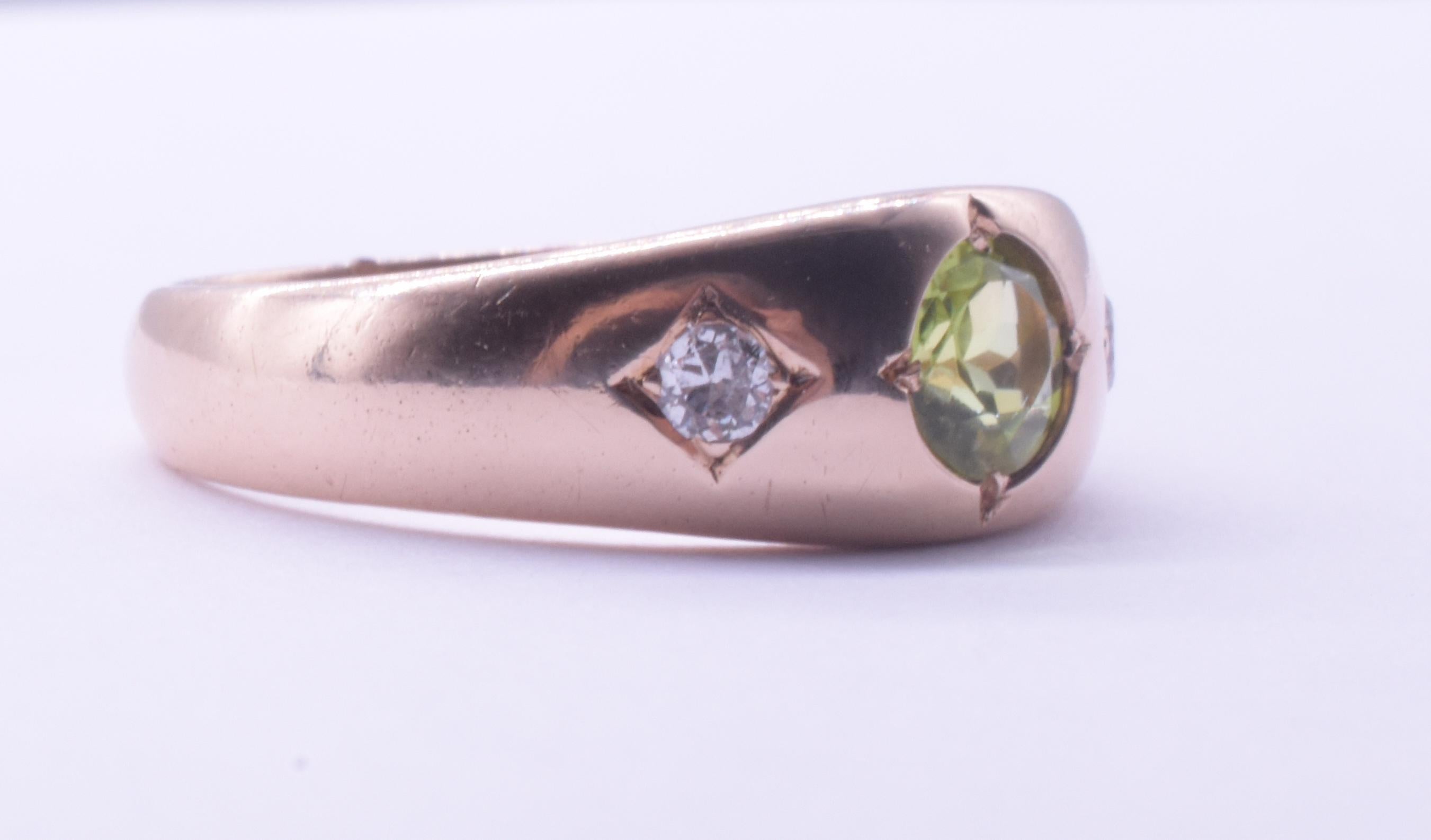 C1880 14 Karat Peridot und Diamant Einbauring mit 3 Steinen, Einbaubeleuchtung im Angebot 2