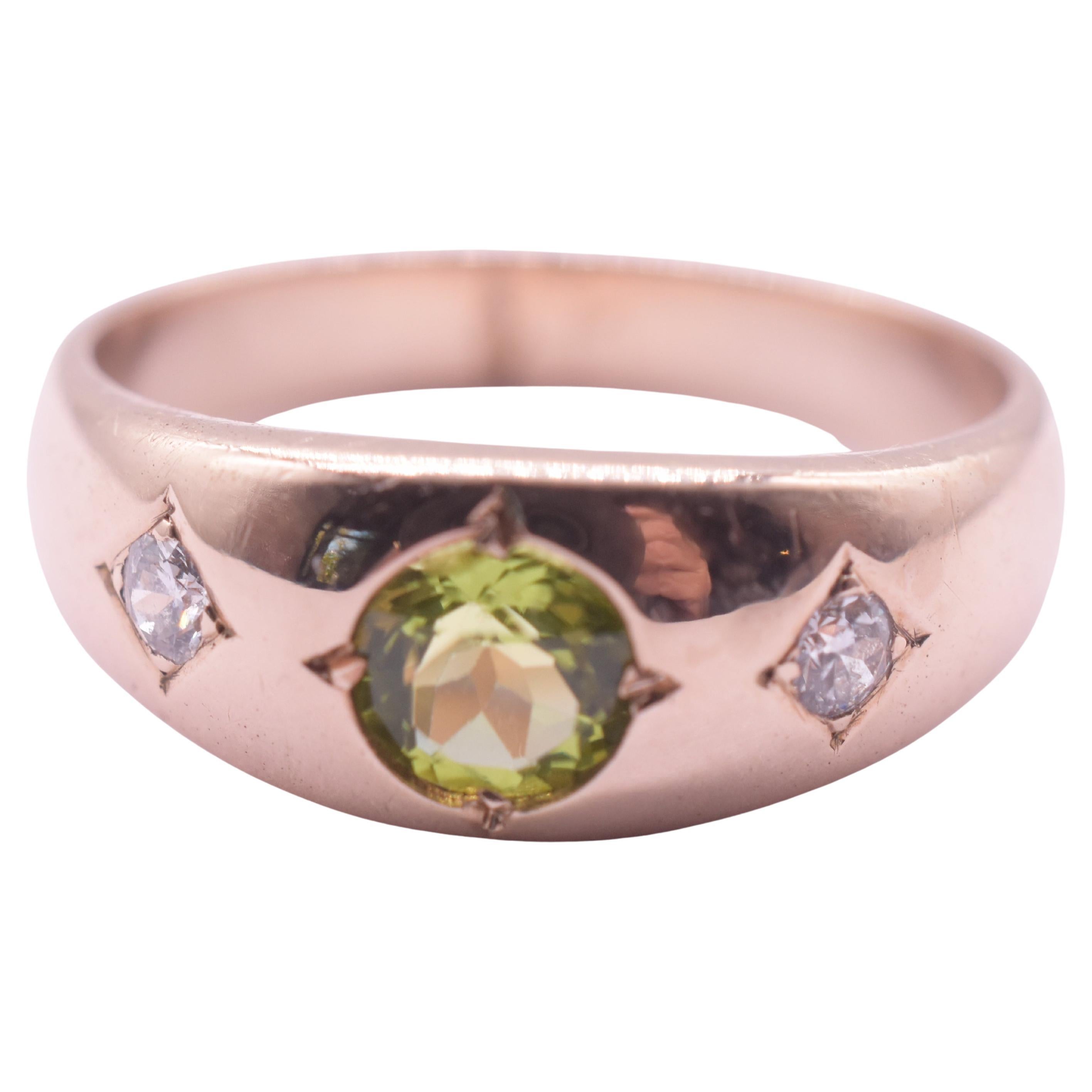 Bündig montierte Ringe, auch bekannt als Zigeunerringe, wurden in der späten viktorianischen Zeit bis ins 20. Diese Ringe sind leicht zu tragen und pflegeleicht, denn die Steine sind in das Metall eingearbeitet und nicht auf der Oberfläche, und sie