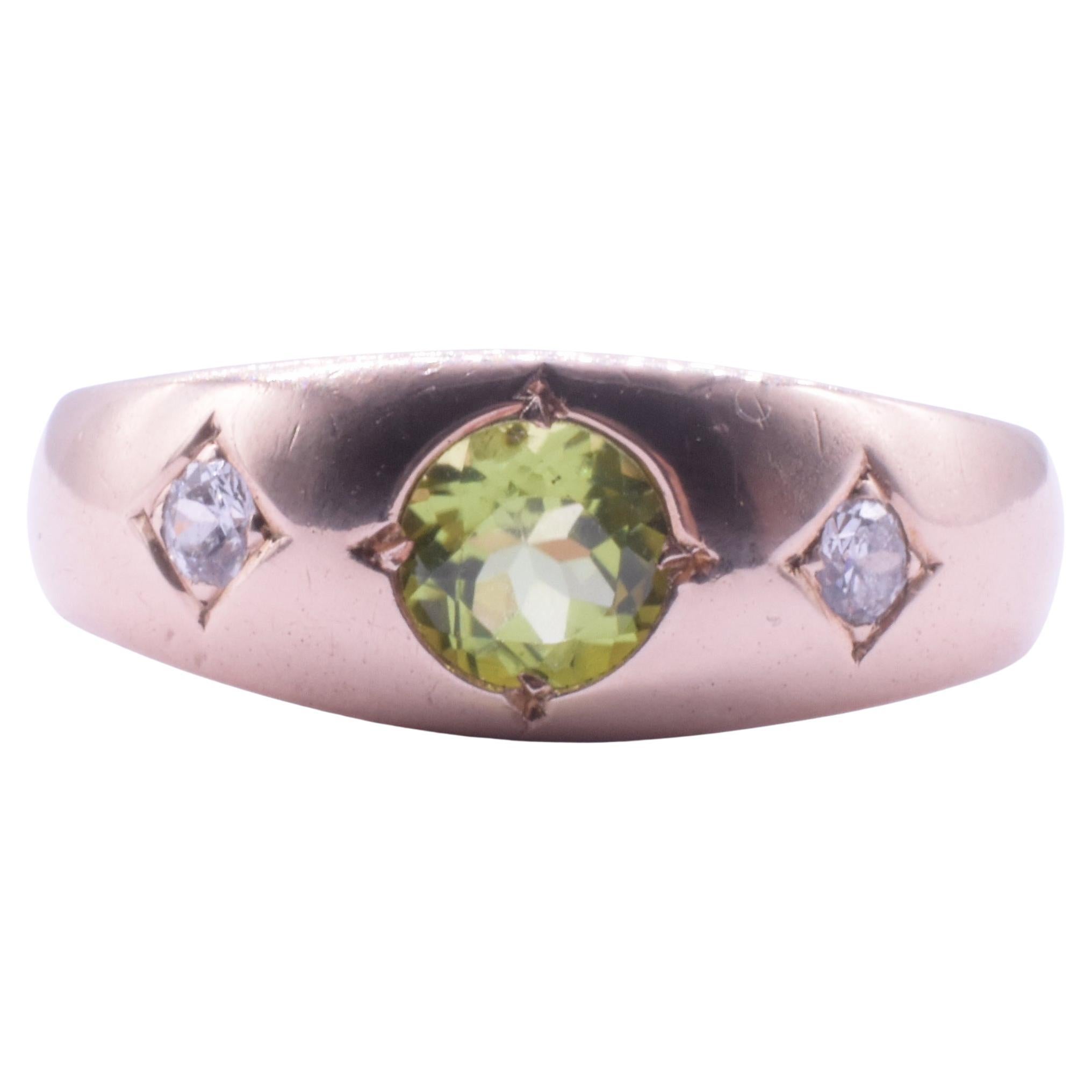 C1880 14 Karat Peridot und Diamant Einbauring mit 3 Steinen, Einbaubeleuchtung im Angebot