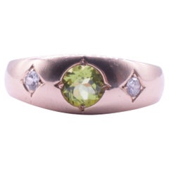 C1880 Bague à montage affleurant à 3 pierres en péridot et diamant de 14 carats