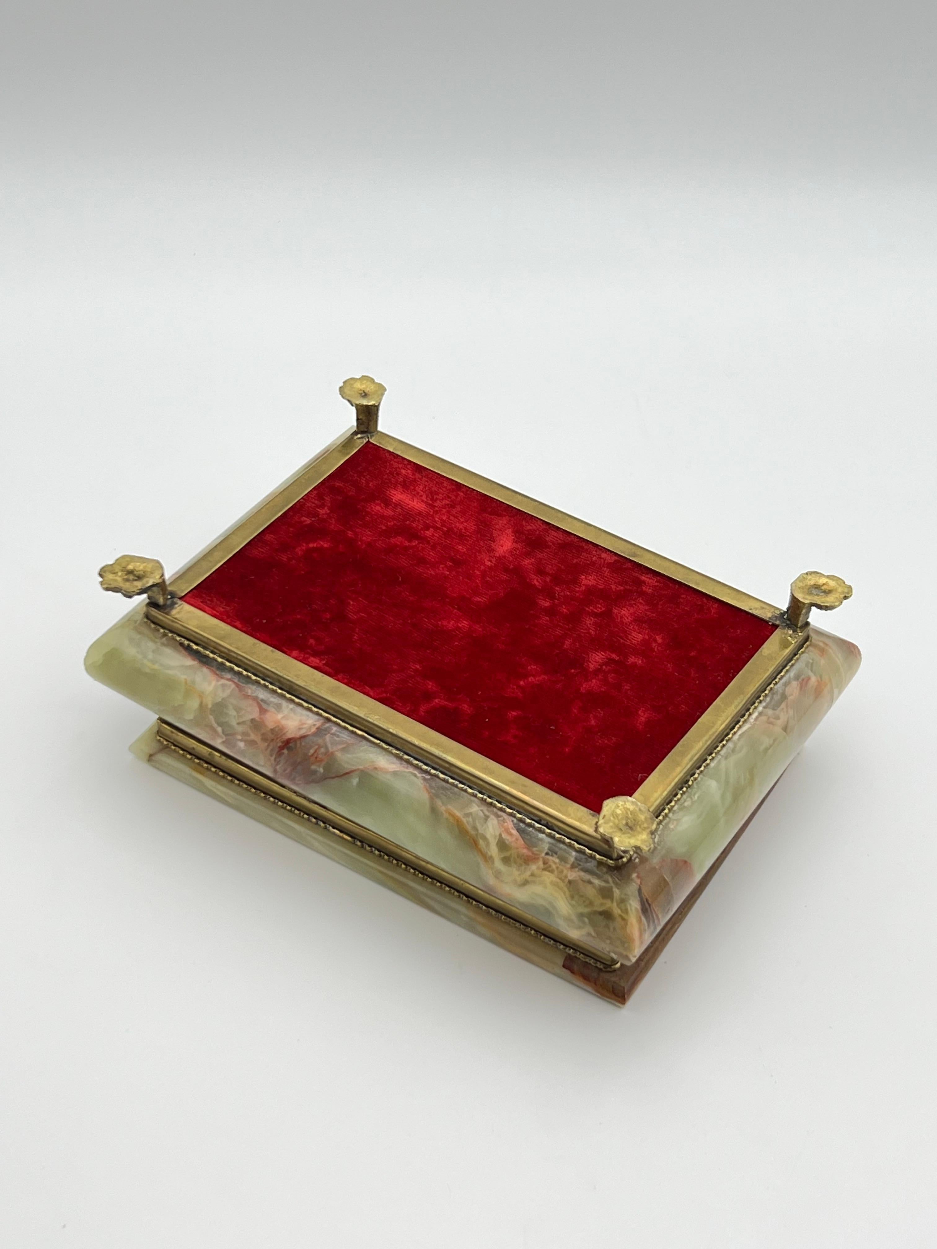 ca. 1940/50er Jahre Onyx-Schmuckkästchen mit Messingbeschlägen, Italien im Angebot 4