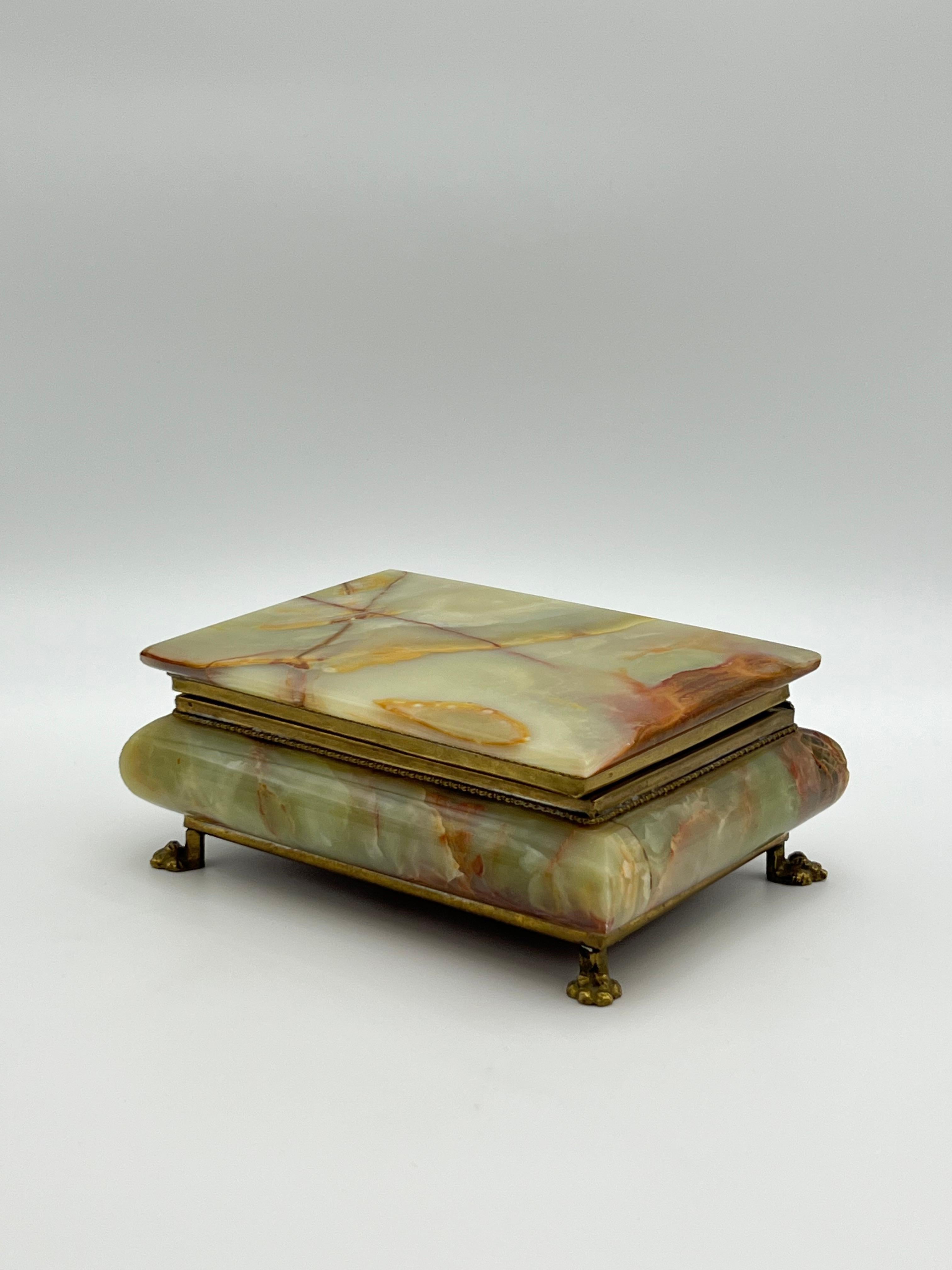 ca. 1940/50er Jahre Onyx-Schmuckkästchen mit Messingbeschlägen, Italien im Angebot 5