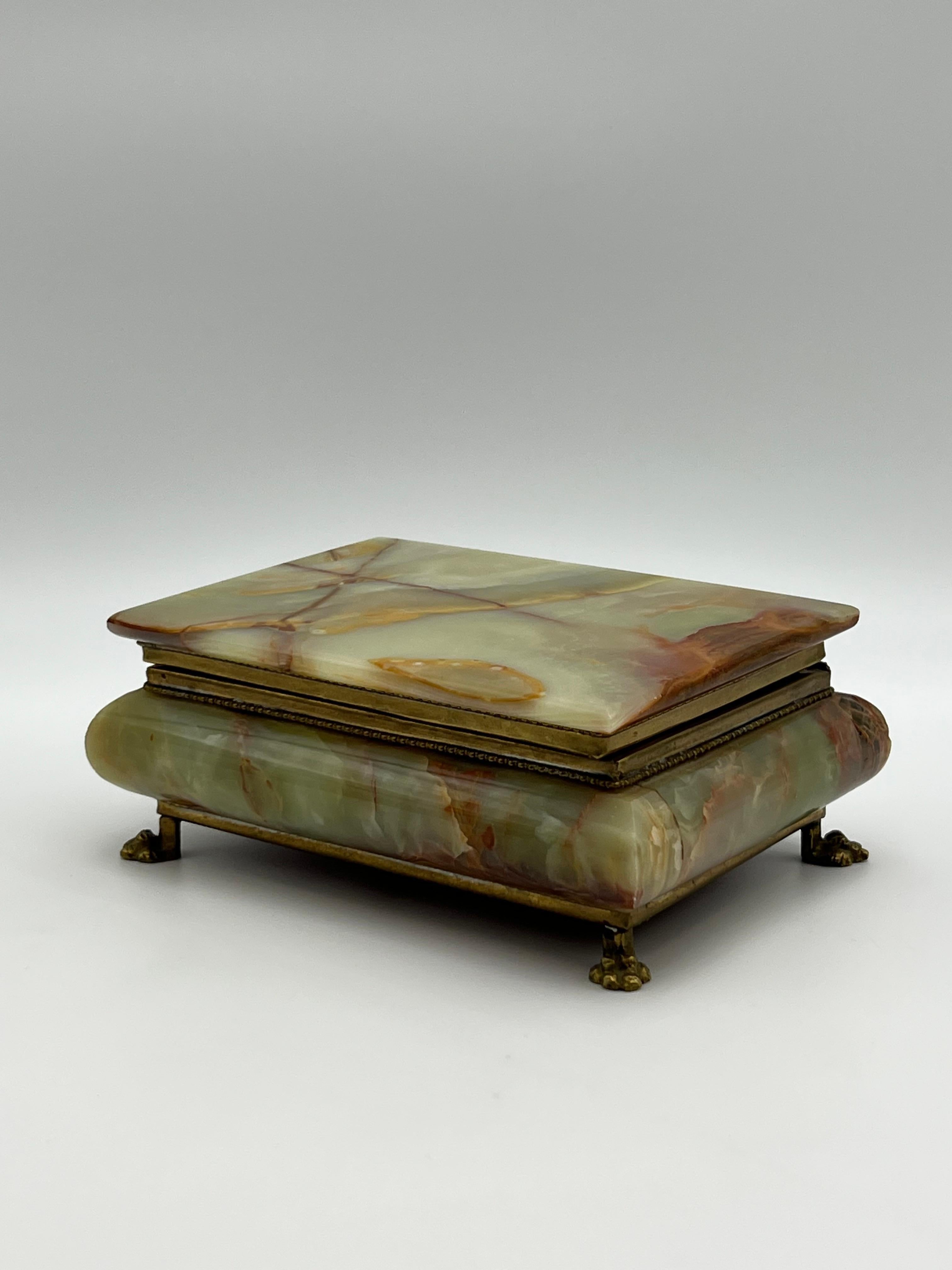 ca. 1940/50er Jahre Onyx-Schmuckkästchen mit Messingbeschlägen, Italien im Angebot 6