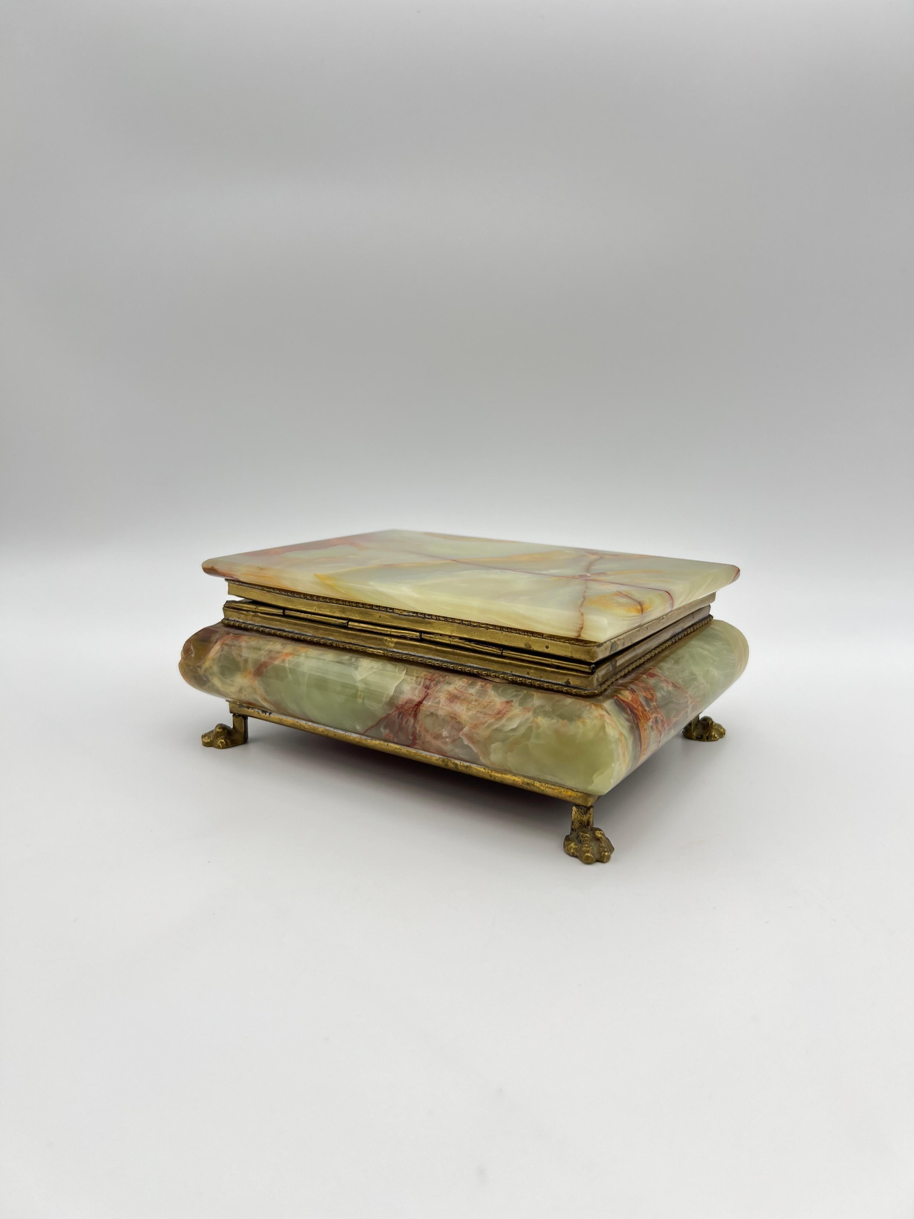 ca. 1940/50er Jahre Onyx-Schmuckkästchen mit Messingbeschlägen, Italien im Angebot 7