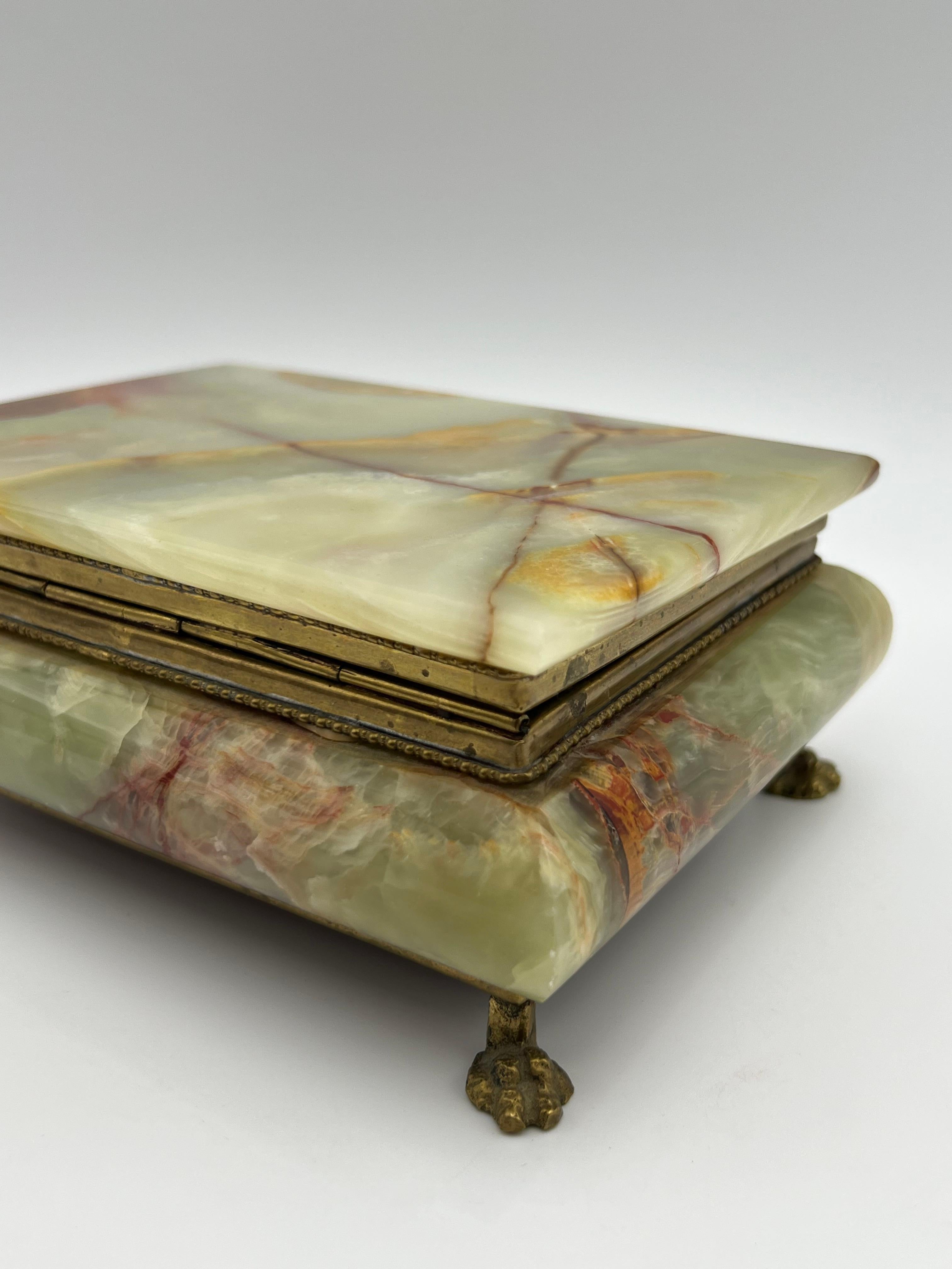 ca. 1940/50er Jahre Onyx-Schmuckkästchen mit Messingbeschlägen, Italien im Angebot 8