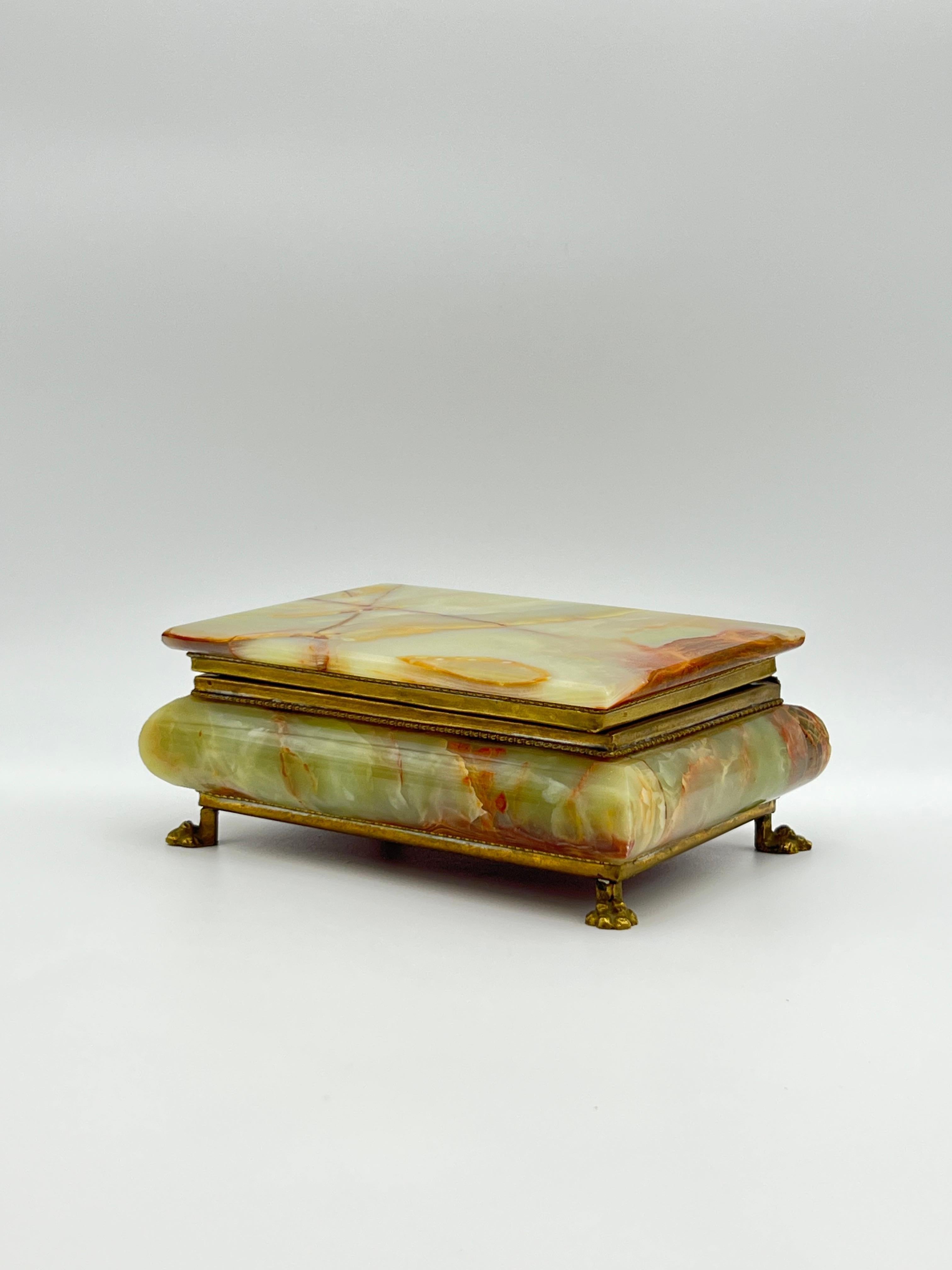 Vintage Italian Green Onyx Schmuckkästchen, ca. 1940-1950

Dieses italienische Schmuckkästchen aus luxuriösem, jadegrünem Onyx mit Messingbeschlägen und Löwenkrallenfüßen aus Messing ist ein Beispiel für die Eleganz der Jahrhundertwende. In gutem