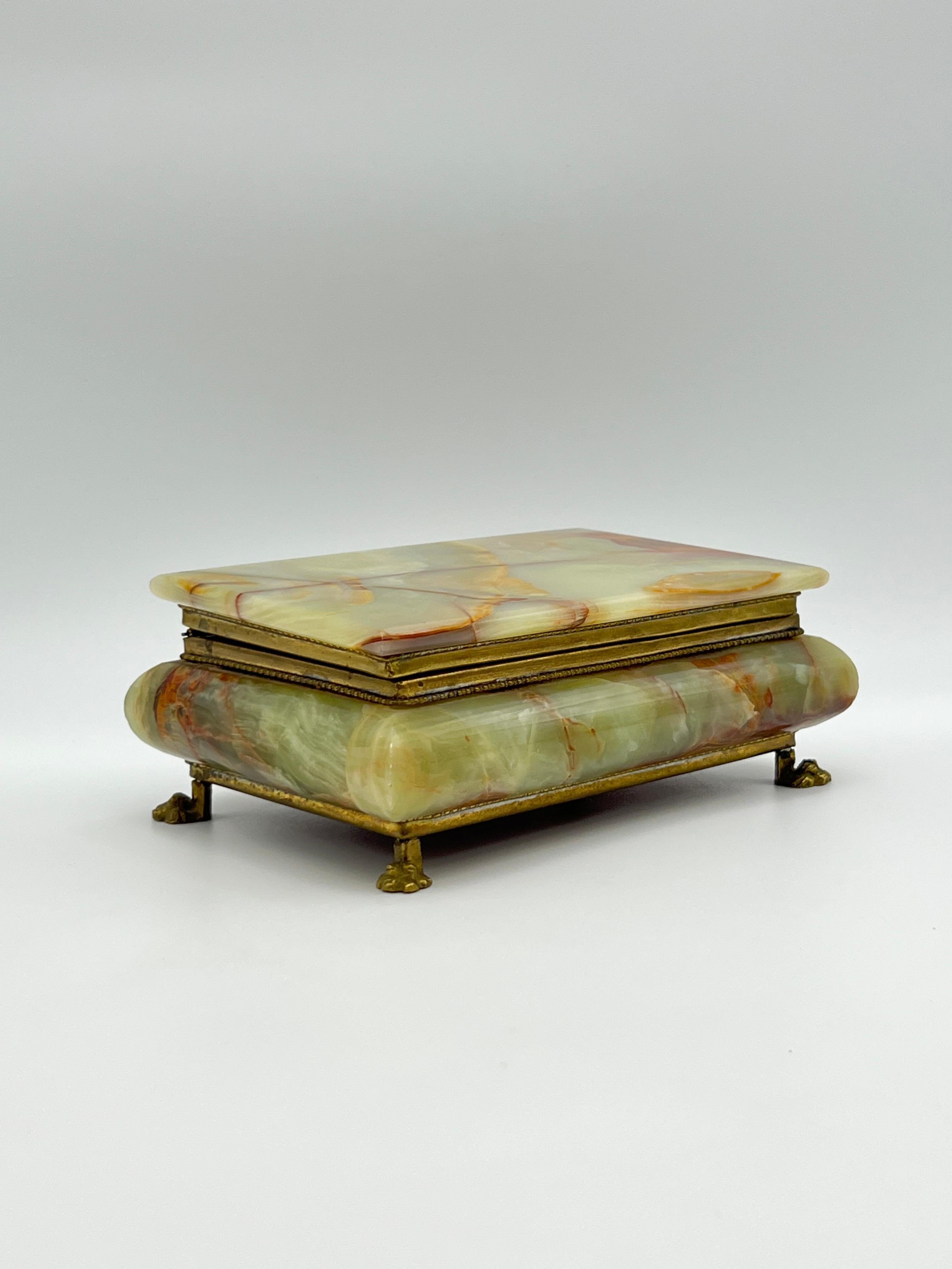 ca. 1940/50er Jahre Onyx-Schmuckkästchen mit Messingbeschlägen, Italien (Barock) im Angebot