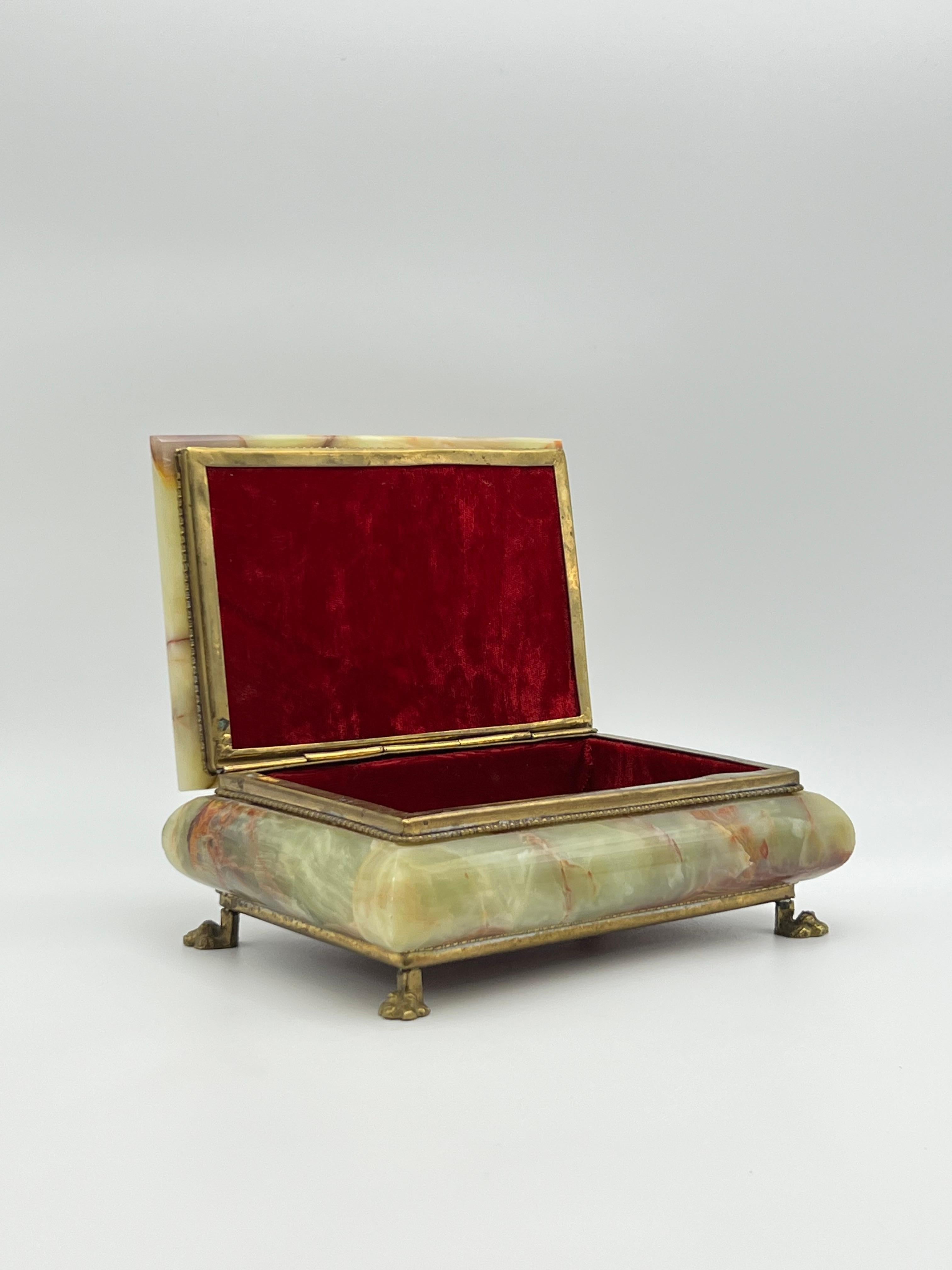 ca. 1940/50er Jahre Onyx-Schmuckkästchen mit Messingbeschlägen, Italien im Zustand „Gut“ im Angebot in Skien, NO