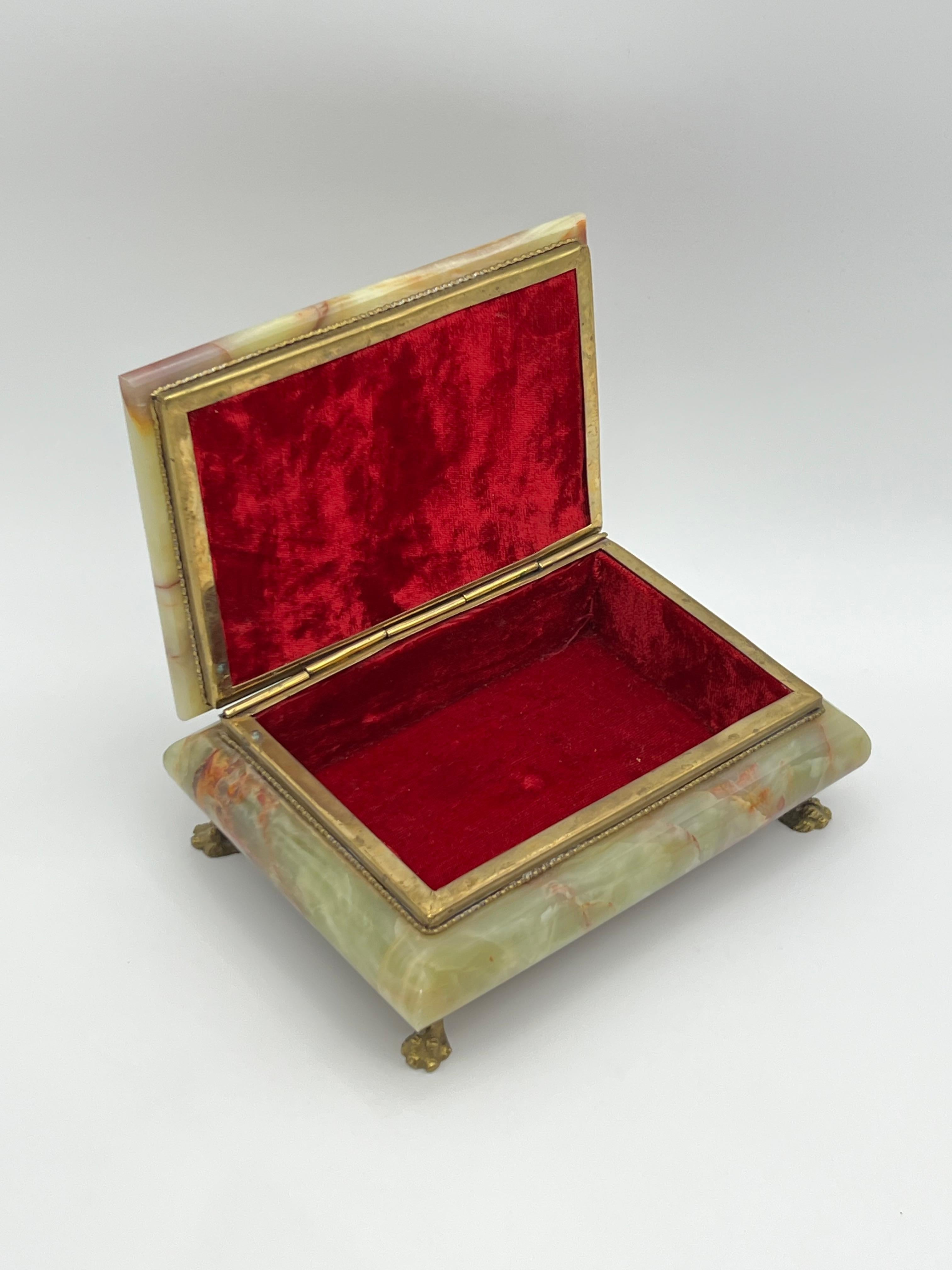 ca. 1940/50er Jahre Onyx-Schmuckkästchen mit Messingbeschlägen, Italien (20. Jahrhundert) im Angebot