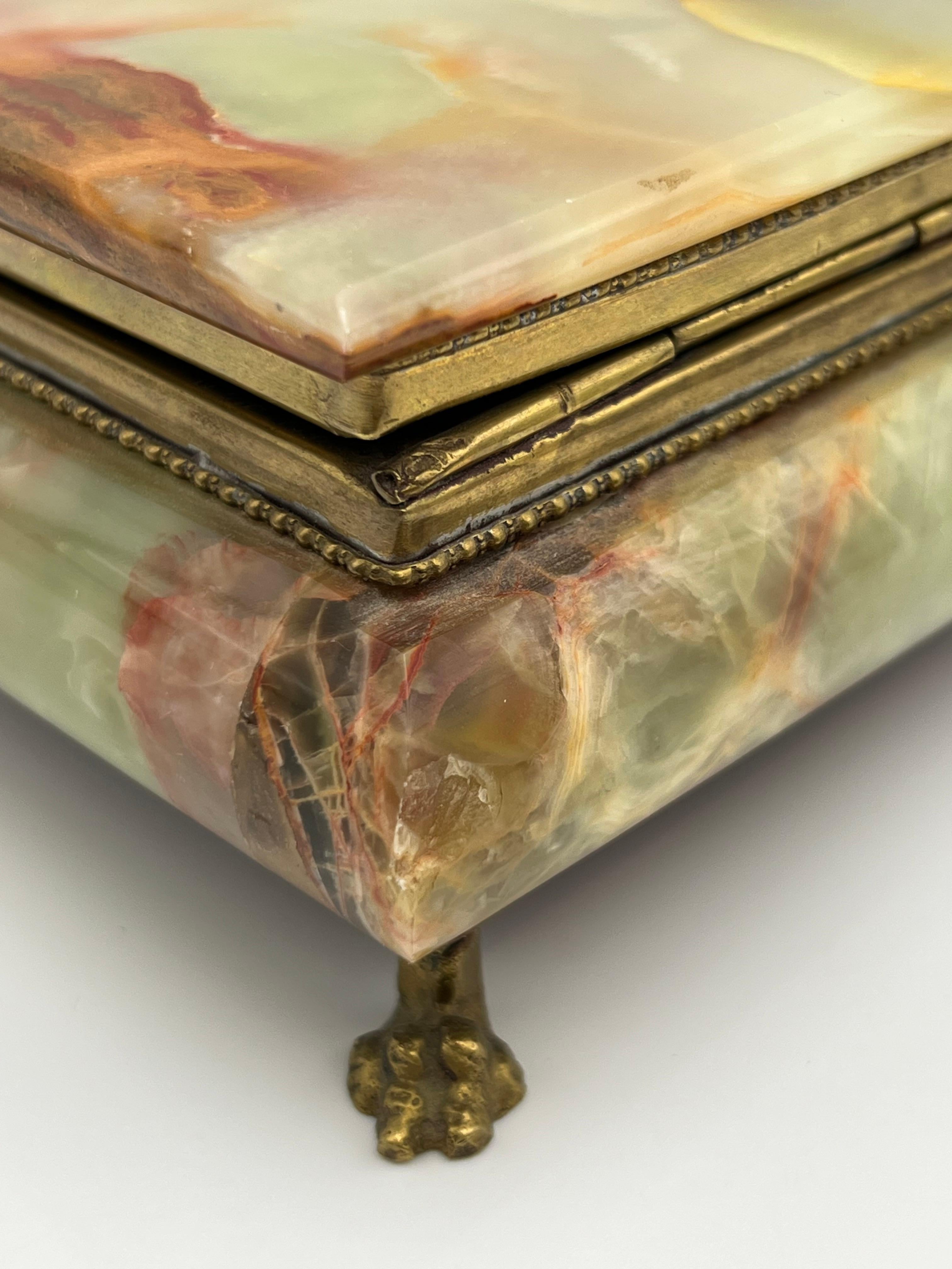 ca. 1940/50er Jahre Onyx-Schmuckkästchen mit Messingbeschlägen, Italien im Angebot 3