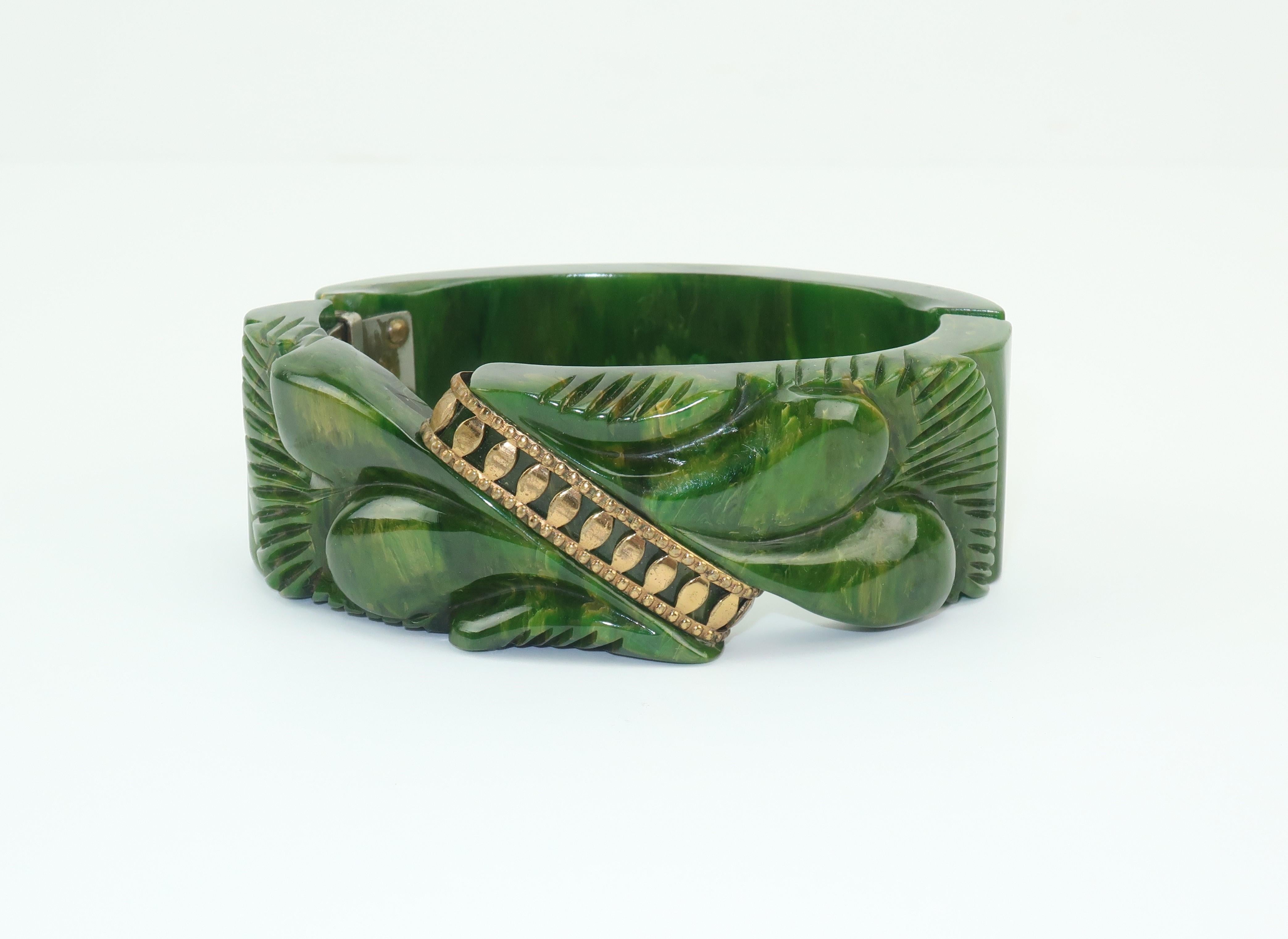 C.1940 Carved Green Bakelite Clamper Bracelet With Gold Details In Good Condition In Atlanta, GA