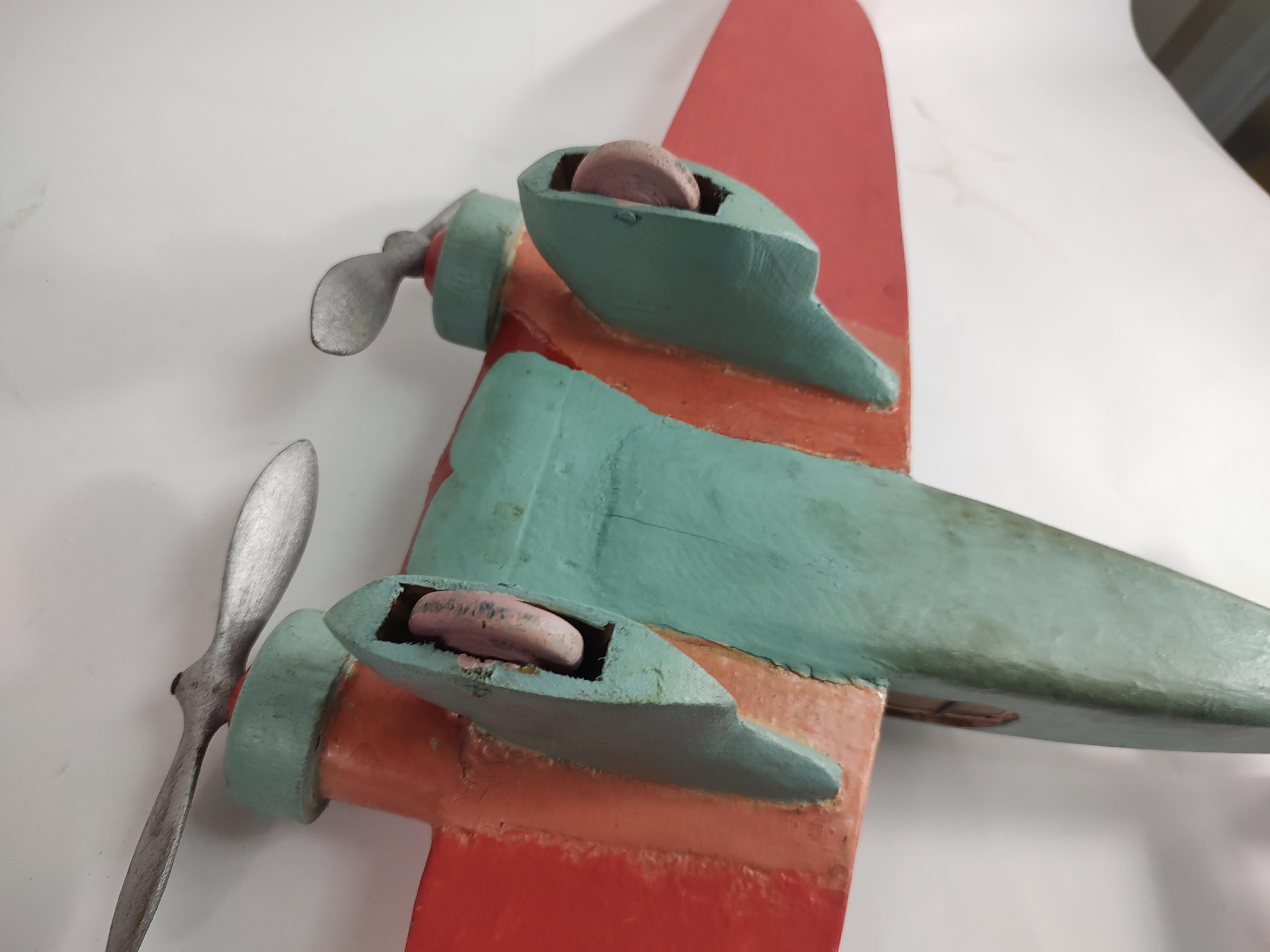 C1940 Avión de madera artesanal de arte popular francés con piezas móviles en venta 5