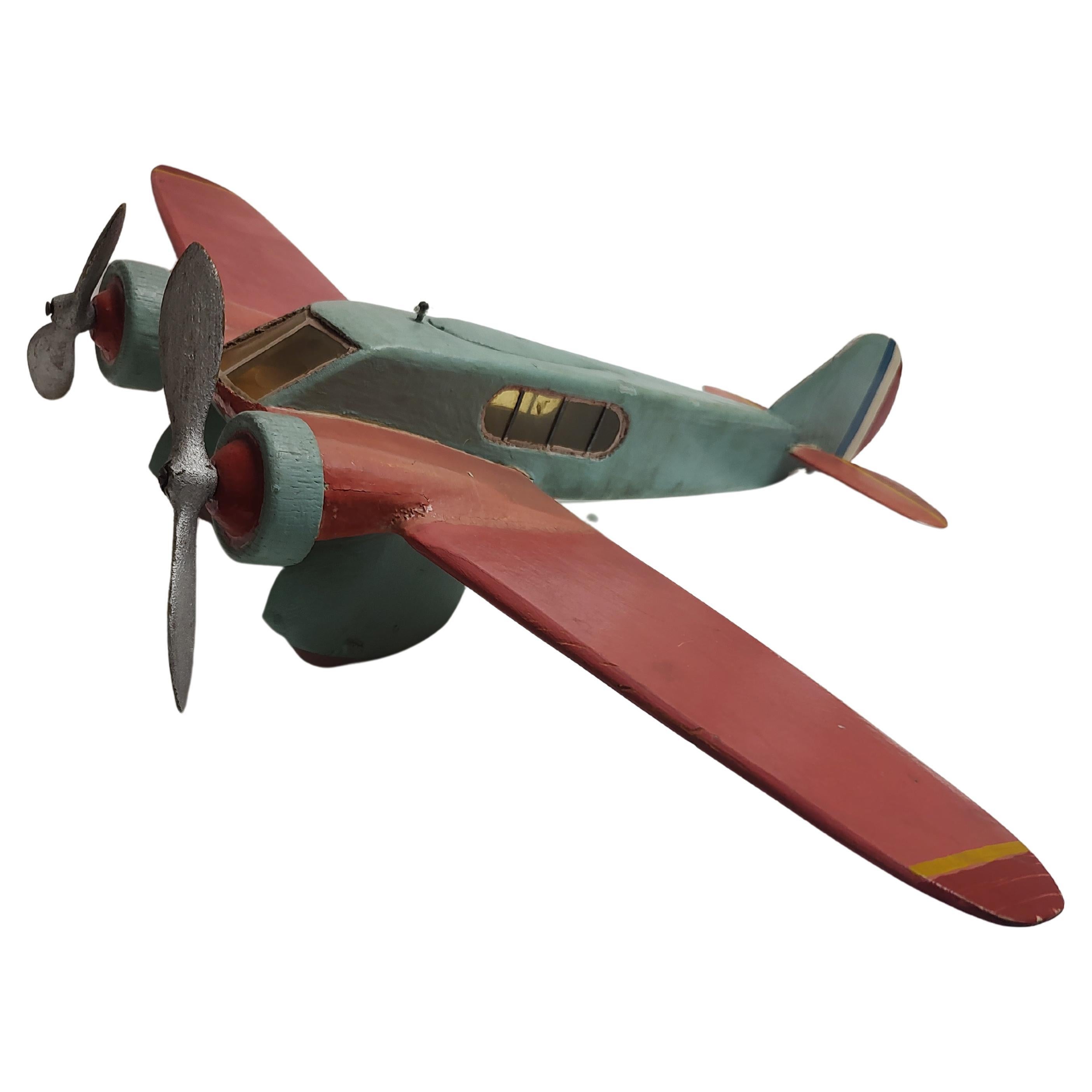C1940 Avión de madera artesanal de arte popular francés con piezas móviles Tallado a mano en venta