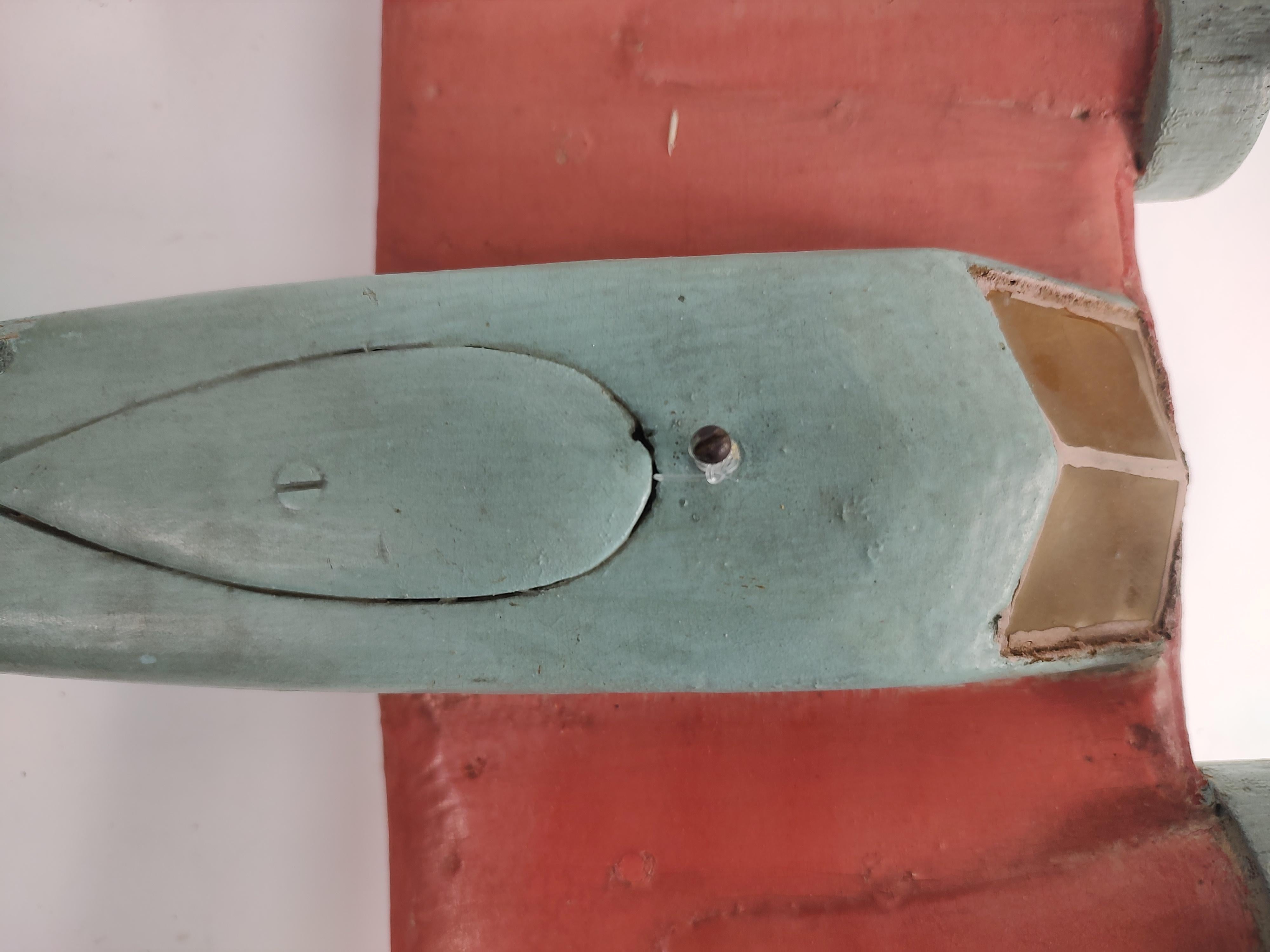 C1940 Avión de madera artesanal de arte popular francés con piezas móviles en venta 1
