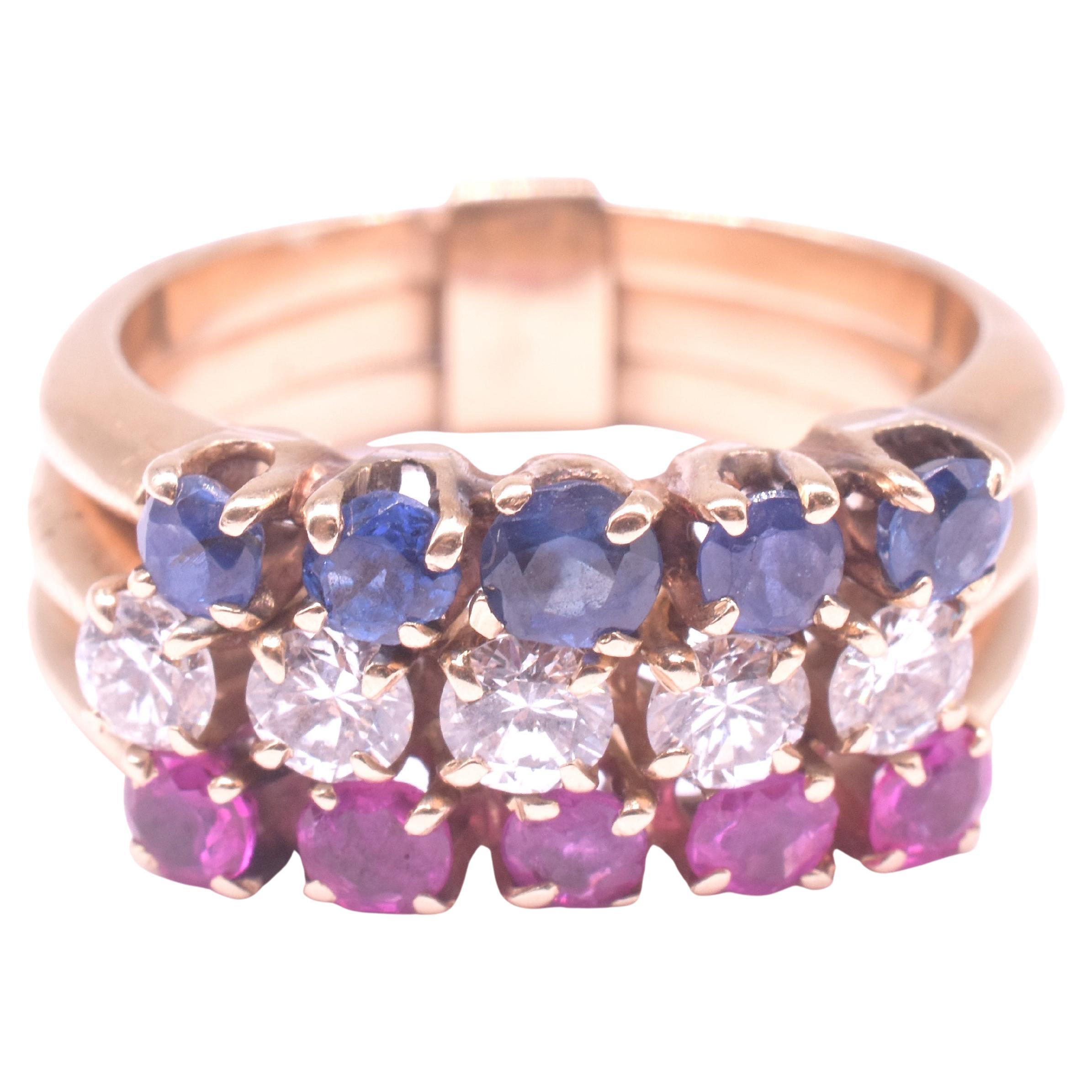 Nous adorons cette bague de harem patriotique rouge, blanc et bleu avec ses 3 rangées alternées de 5 saphirs, 5 diamants et 5 rubis reliées par un bracelet en or. Cet anneau de harem a une signification particulière aux États-Unis, ses bandes