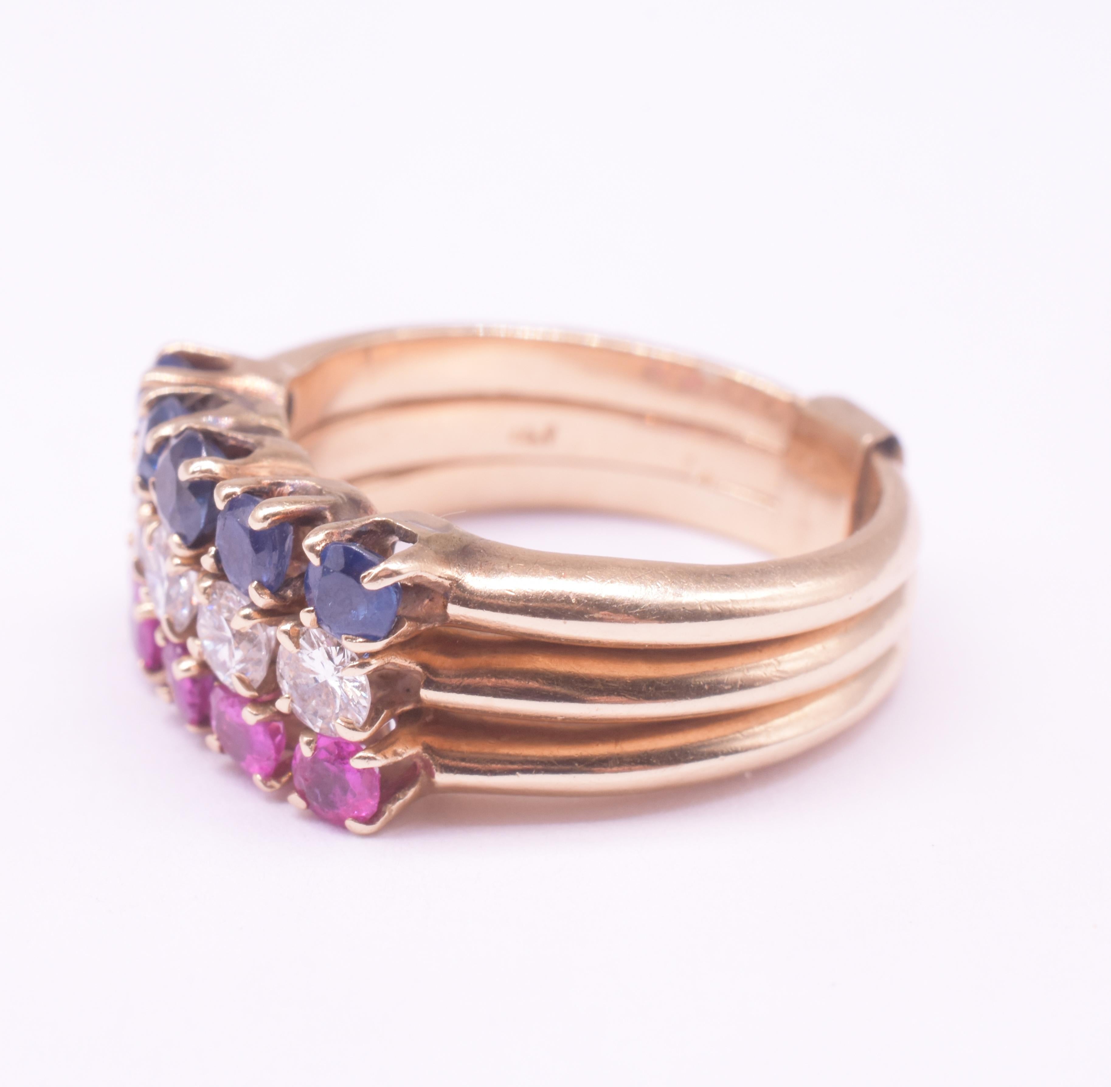 Taille brillant C1940 Bague Harem avec 3 bandes de rubis, diamants et saphirs taille 5.5 en vente