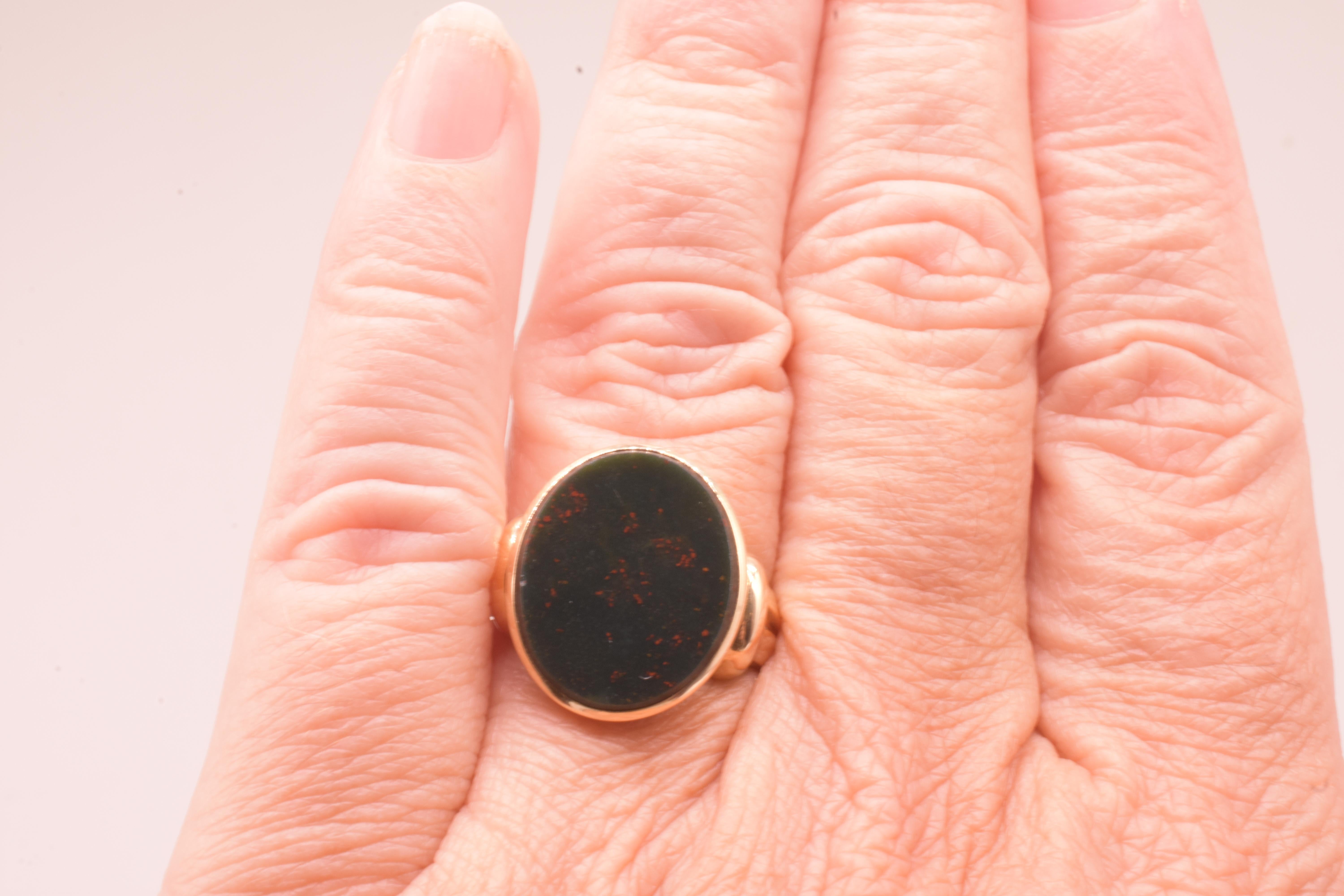 Anello con firma in pietra sanguigna ovale 14K della metà del secolo scorso in vendita 4