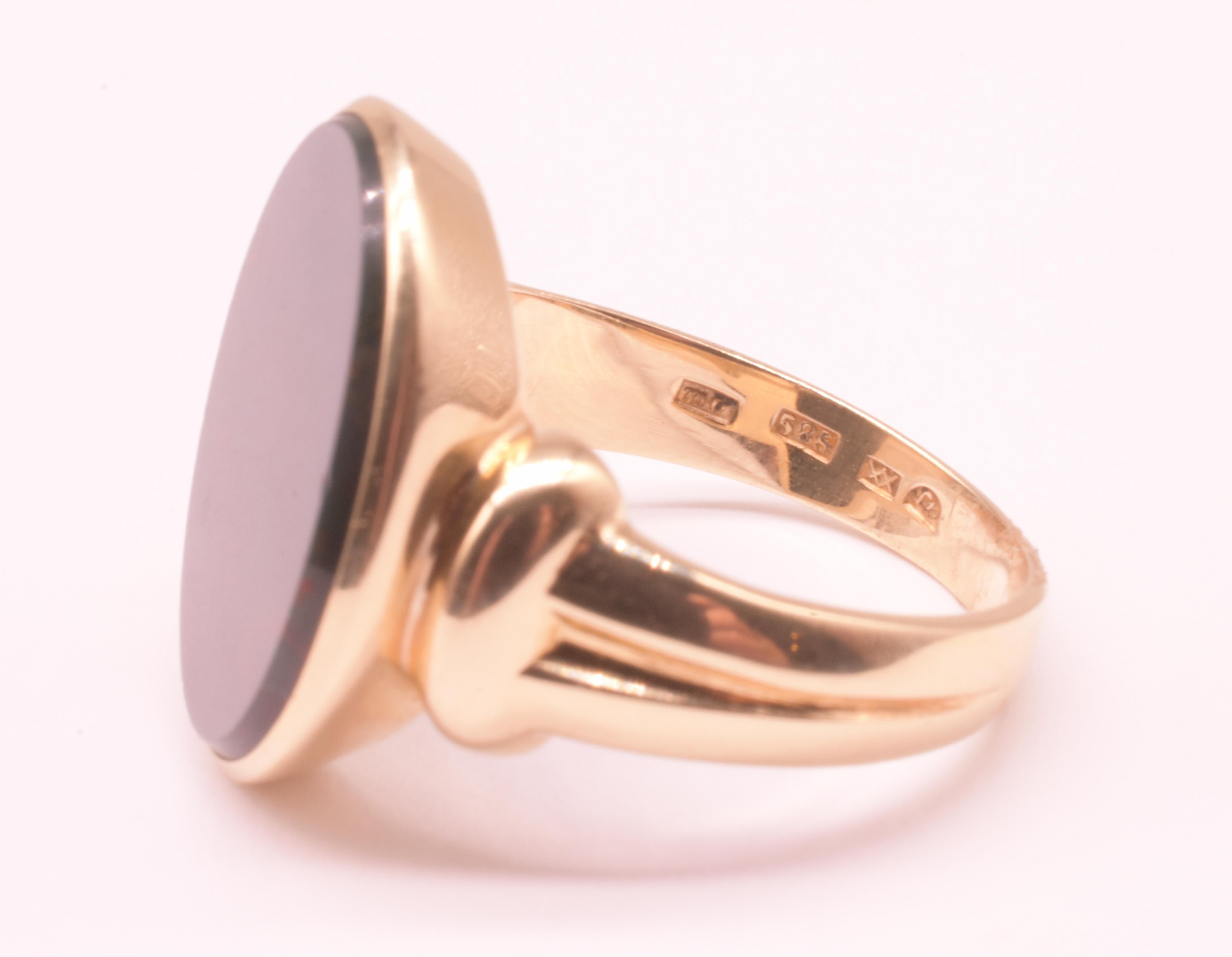da uomo o donna Anello con firma in pietra sanguigna ovale 14K della metà del secolo scorso in vendita