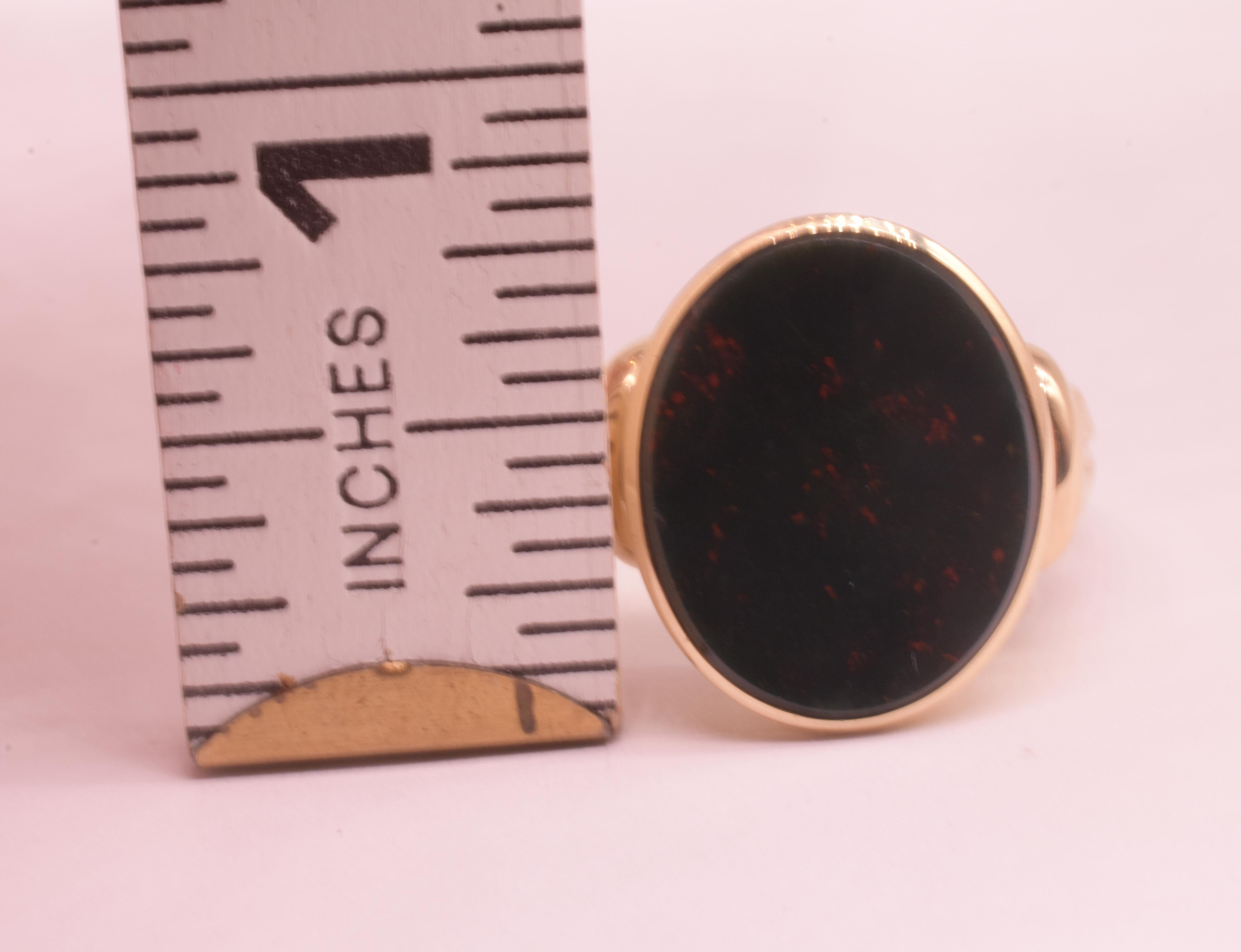 Anello con firma in pietra sanguigna ovale 14K della metà del secolo scorso in vendita 2