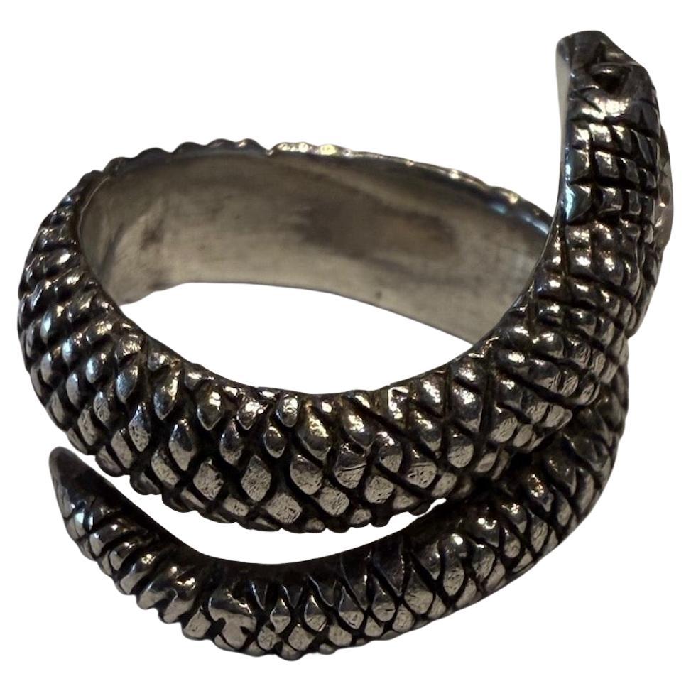 Ecco un anello d'argento C1940 con squame e un diamante.  SULLA SUA TESTA, il diamante  con un peso complessivo di 30-35 punti o ⅓ di carato, colore J. 
Fin dall'antichità i serpenti sono stati considerati un simbolo di 