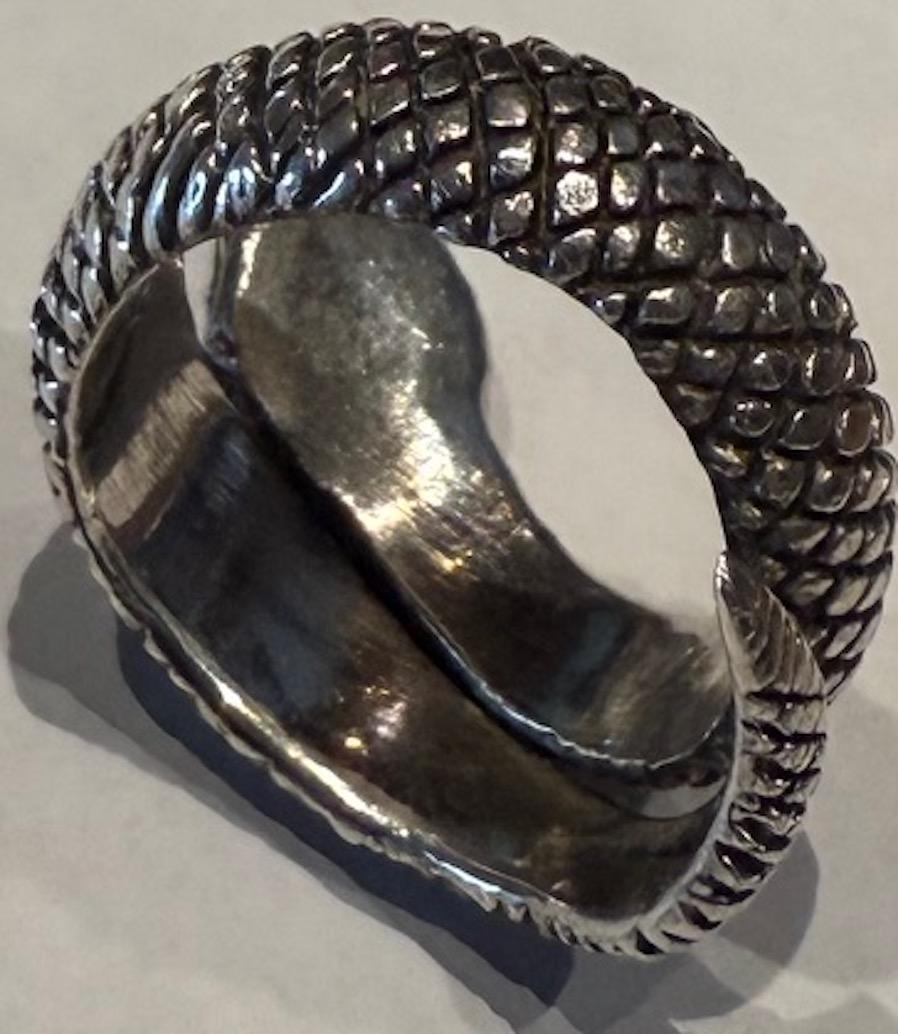 Vittoriano C1940 ANELLO DI SERPENTE D'ARGENTO CON TESTA DI DIAMANTE E SCALATURE in vendita