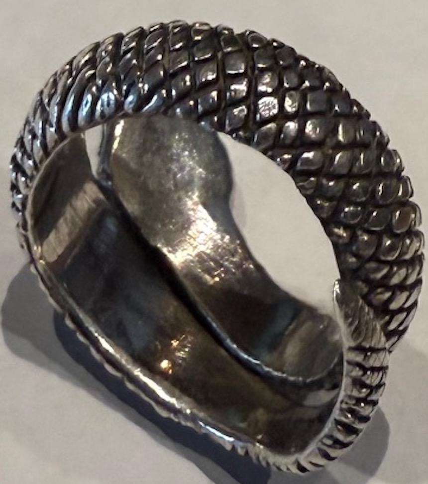 Taglio cuscino C1940 ANELLO DI SERPENTE D'ARGENTO CON TESTA DI DIAMANTE E SCALATURE in vendita