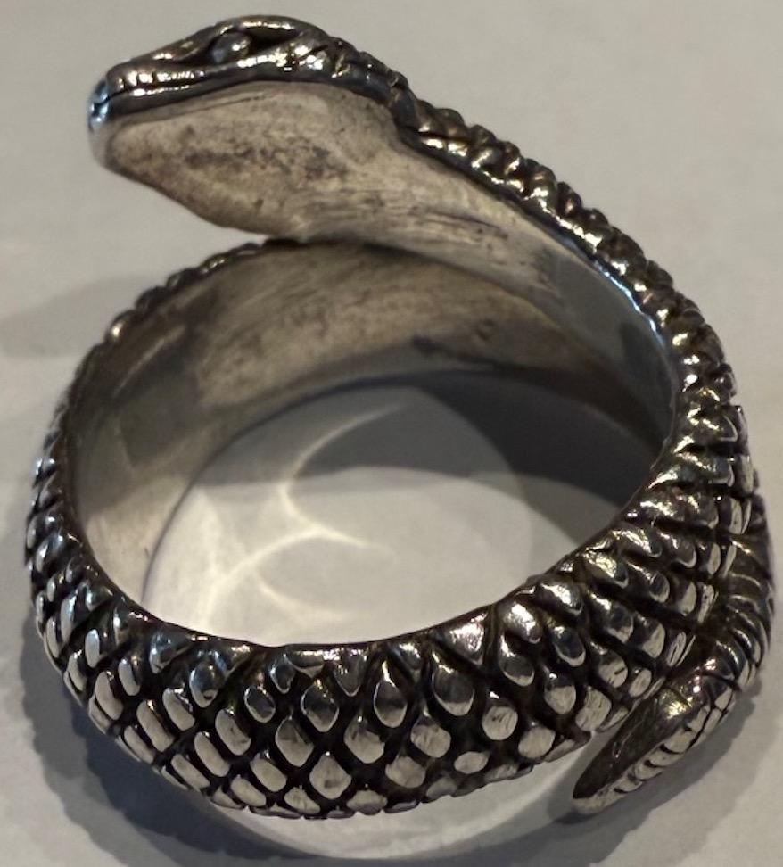 C1940 ANELLO DI SERPENTE D'ARGENTO CON TESTA DI DIAMANTE E SCALATURE In condizioni ottime in vendita a Baltimore, MD