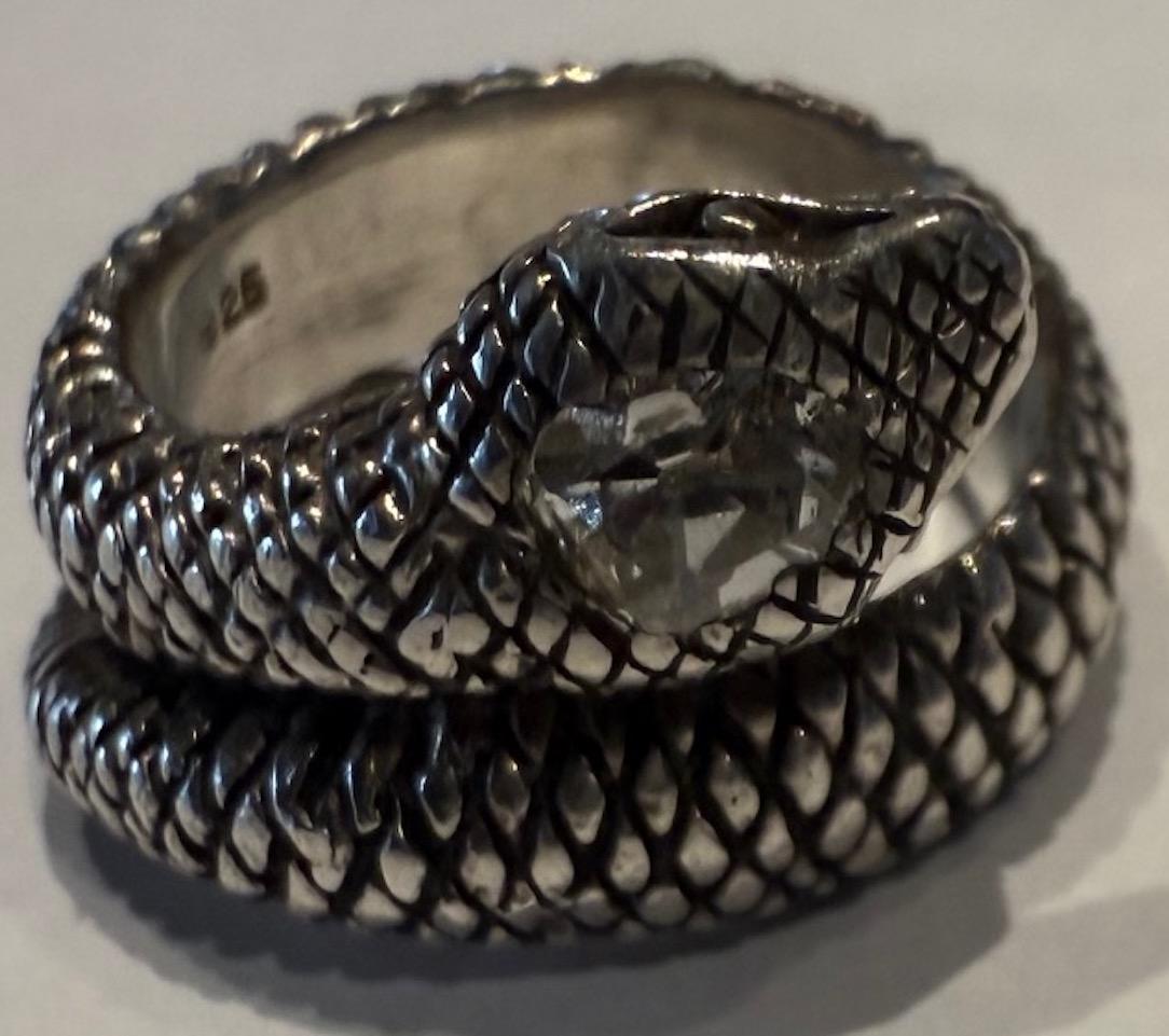 C1940 ANELLO DI SERPENTE D'ARGENTO CON TESTA DI DIAMANTE E SCALATURE in vendita 1