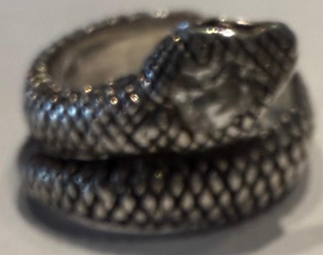C1940 ANELLO DI SERPENTE D'ARGENTO CON TESTA DI DIAMANTE E SCALATURE in vendita 2
