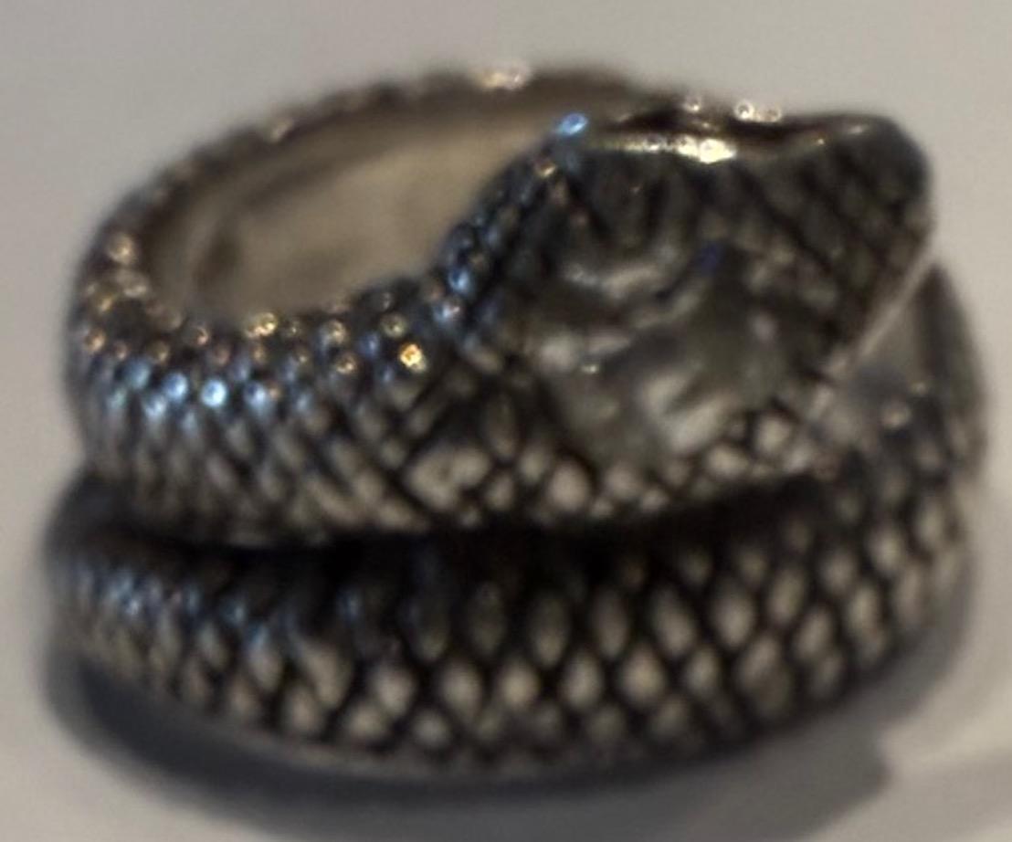 C1940 ANELLO DI SERPENTE D'ARGENTO CON TESTA DI DIAMANTE E SCALATURE in vendita 3