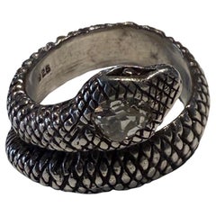 C1940 ANILLO DE SERPIENTE DE PLATA CON CABEZA DE DIAMANTE y escamas
