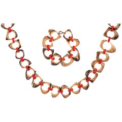 c.1940-1950 Astratto scolpito in legno intagliato Set di collane e bracciali con catena in plastica