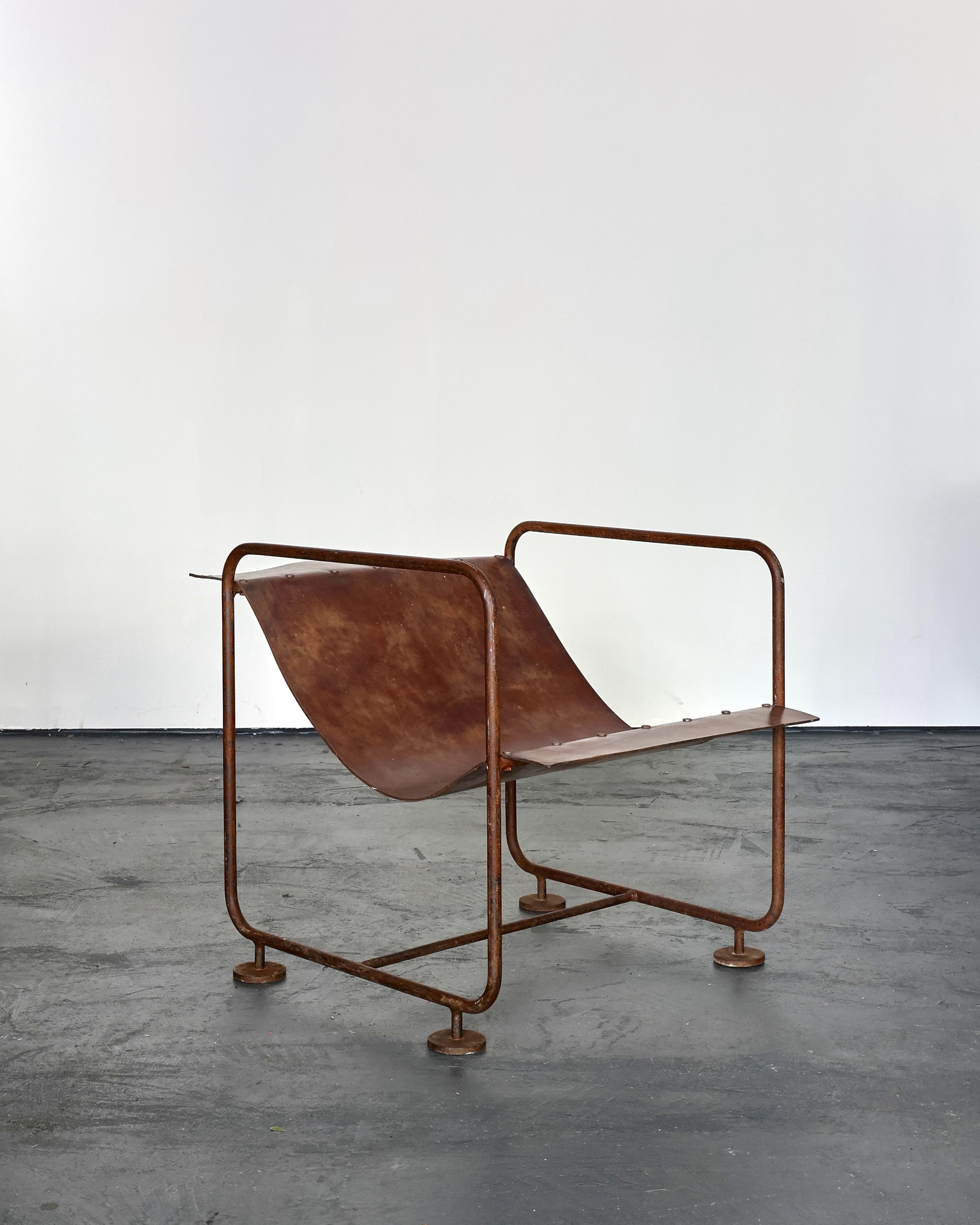 Ein einzigartiger, potentieller Prototyp eines modernistischen Sessels aus den 1940er Jahren.

Aus der Stadt Orléans und aus Eisen und Leder gefertigt.

Wunderbar einfaches Design.

Unglaublich gut gemacht.

Seit über 20 Jahren in der Sammlung eines