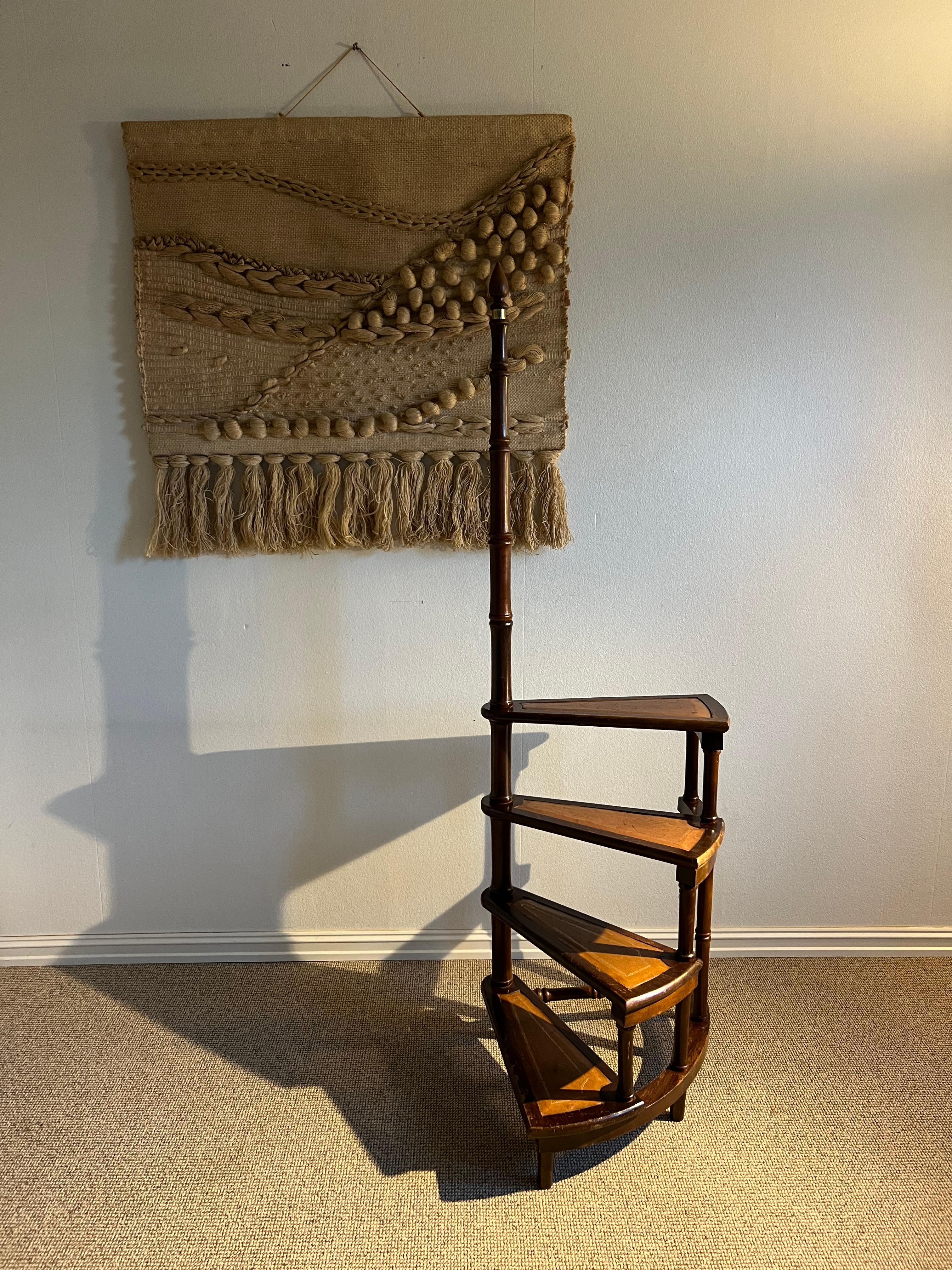 Rara scala da biblioteca inglese classica in mogano e pelle del XX secolo

Un pezzo di classica eleganza inglese, questa scala da biblioteca in mogano del 1940 circa combina una robusta funzionalità con un design senza tempo. Presenta un palo