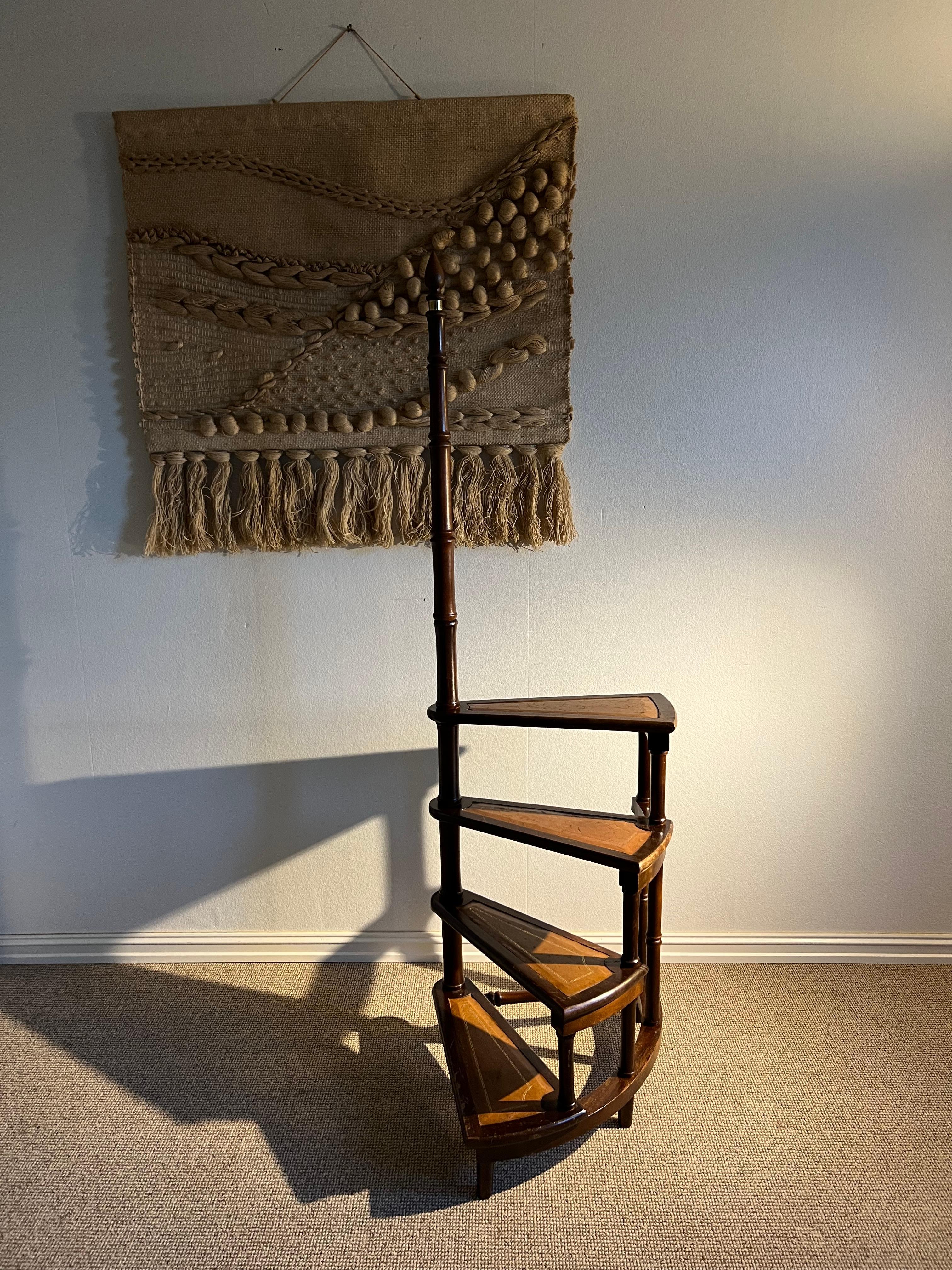 Coloniale britannico c.1940 Rara scala da biblioteca in mogano e pelle inglese d'epoca / scala a gradini in vendita