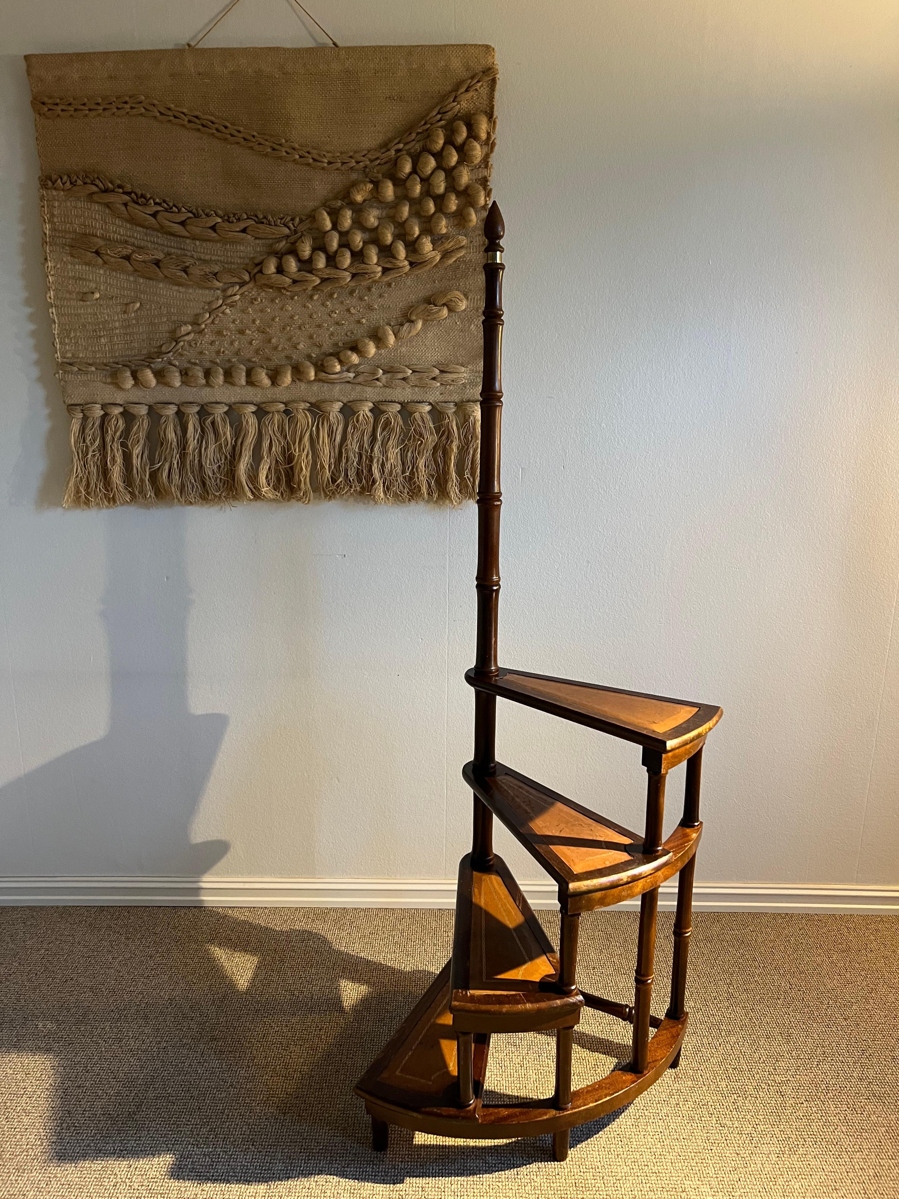 c.1940 Rara scala da biblioteca in mogano e pelle inglese d'epoca / scala a gradini In condizioni buone in vendita a Skien, NO