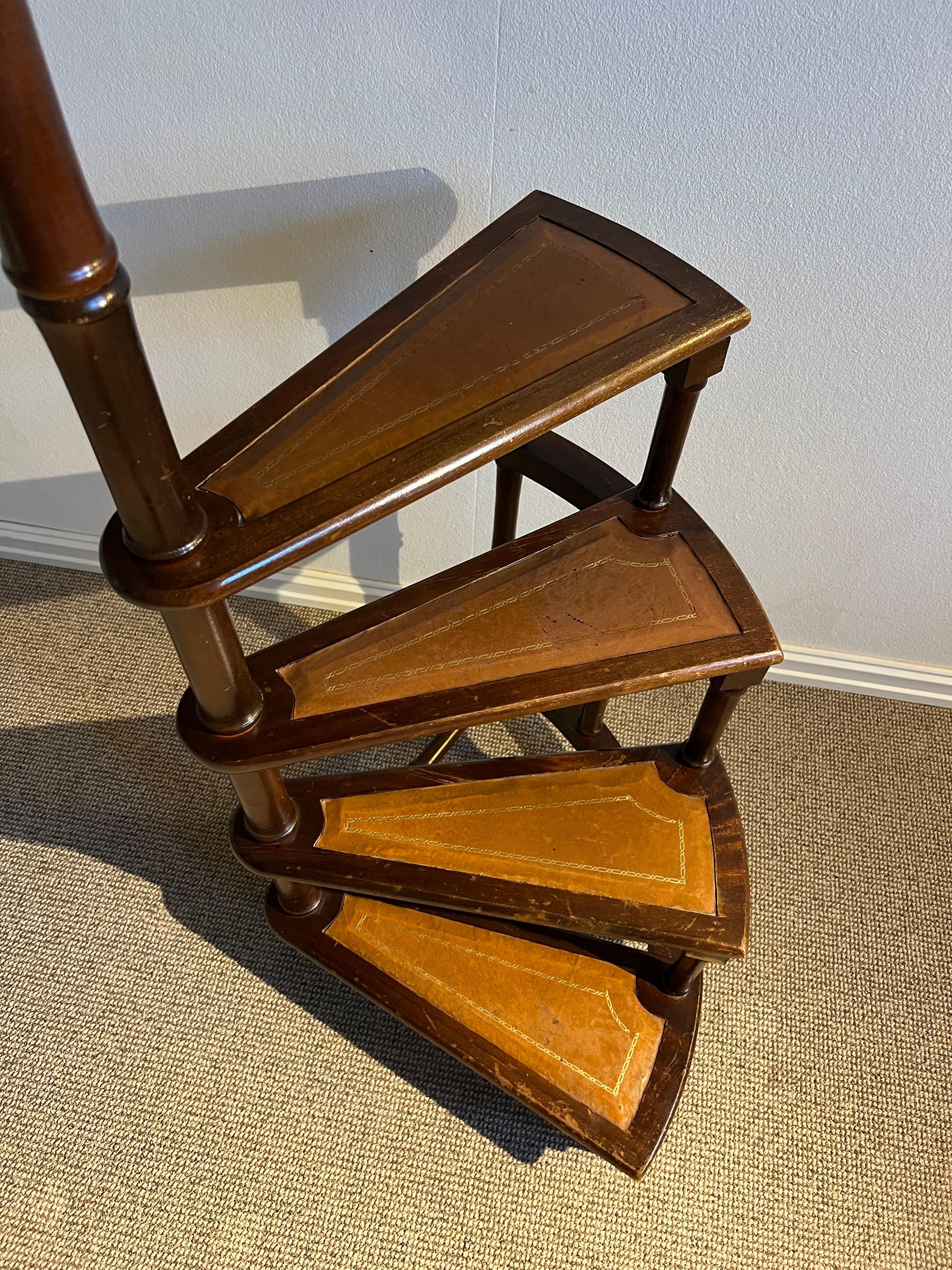 Pelle c.1940 Rara scala da biblioteca in mogano e pelle inglese d'epoca / scala a gradini in vendita