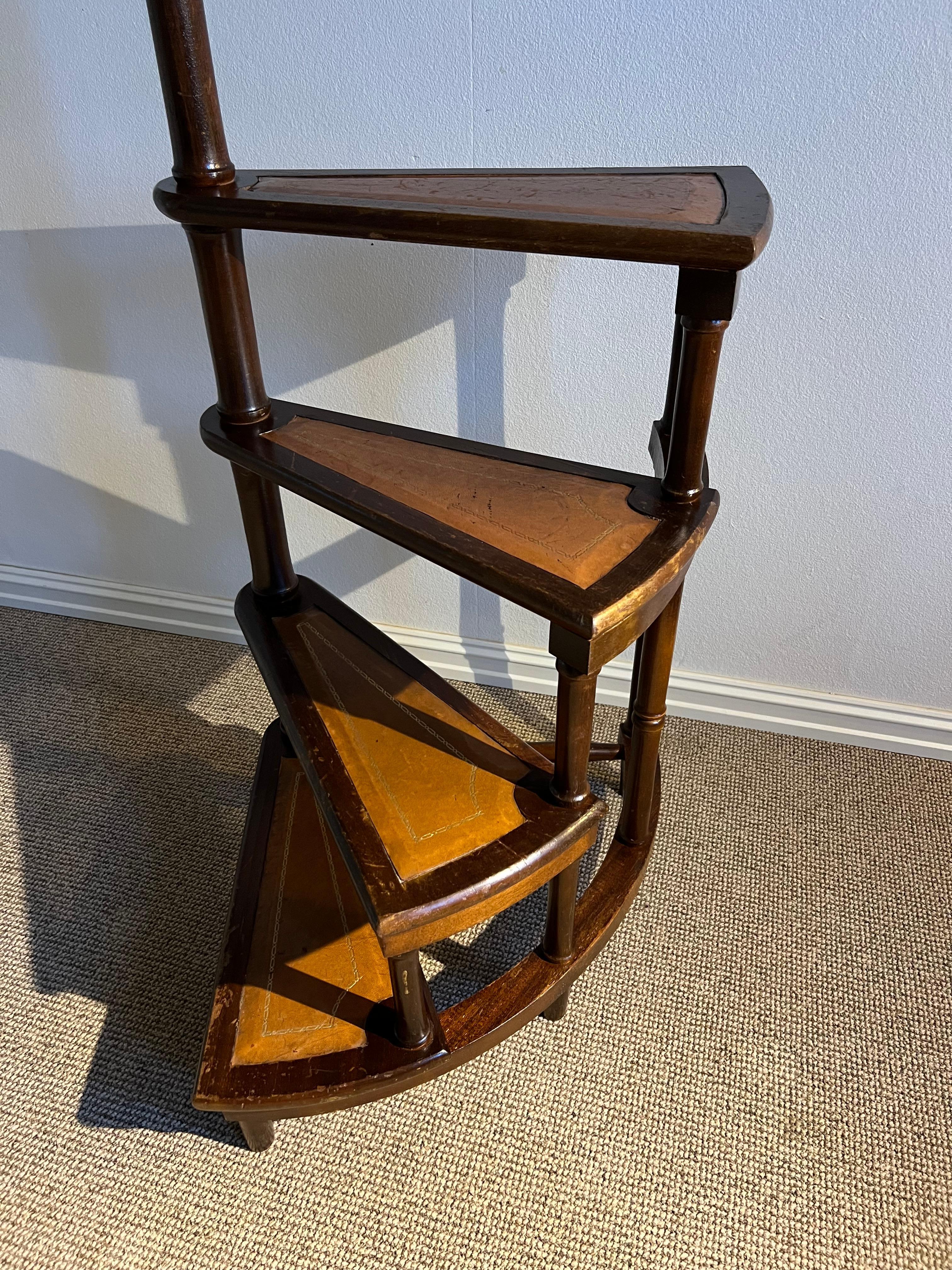 c.1940 Rara scala da biblioteca in mogano e pelle inglese d'epoca / scala a gradini in vendita 1