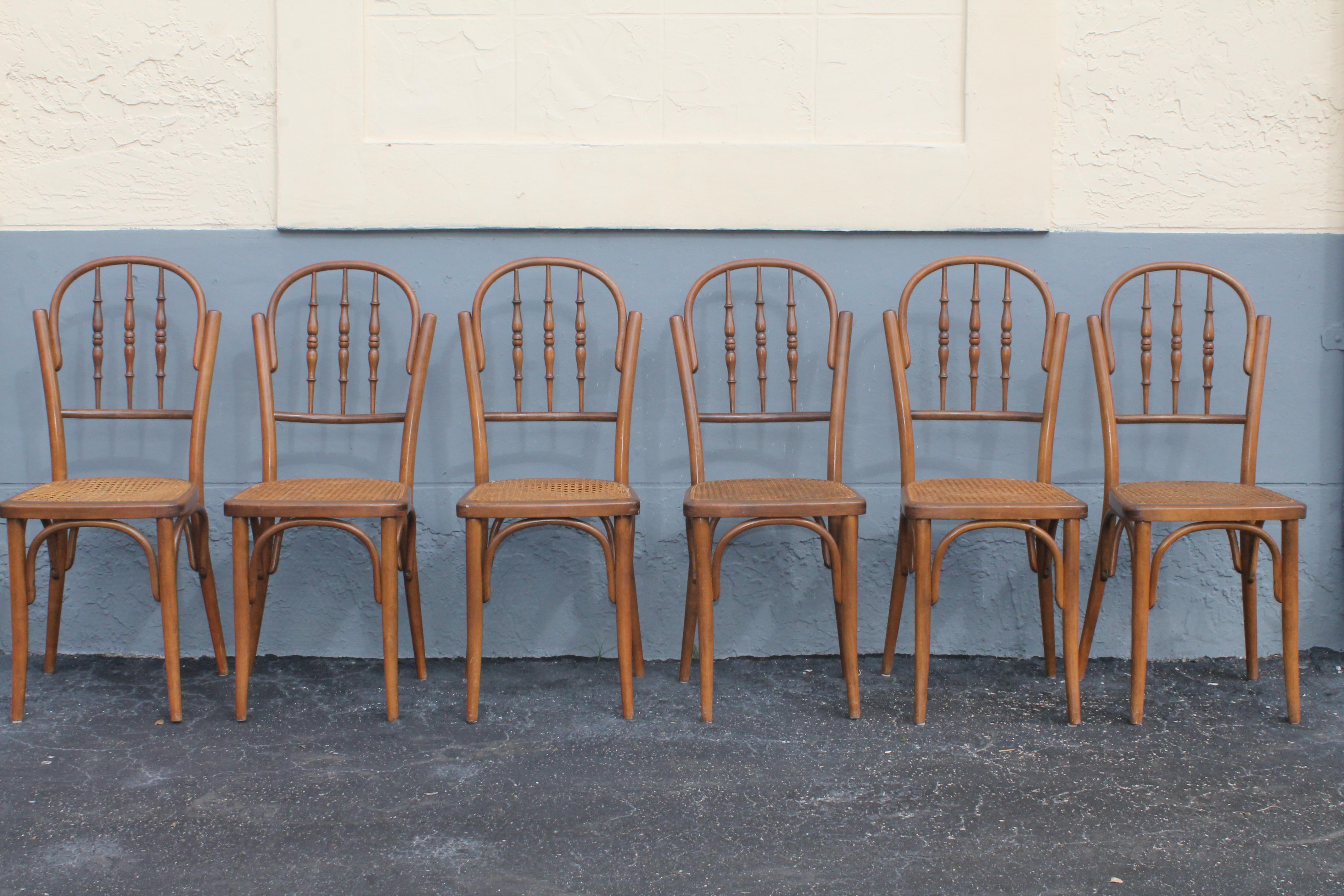 Ensemble de 6 chaises de salle à manger cannées de style campagnard français, vers 1940. Les sièges sont cannés. Condit en bon état.
